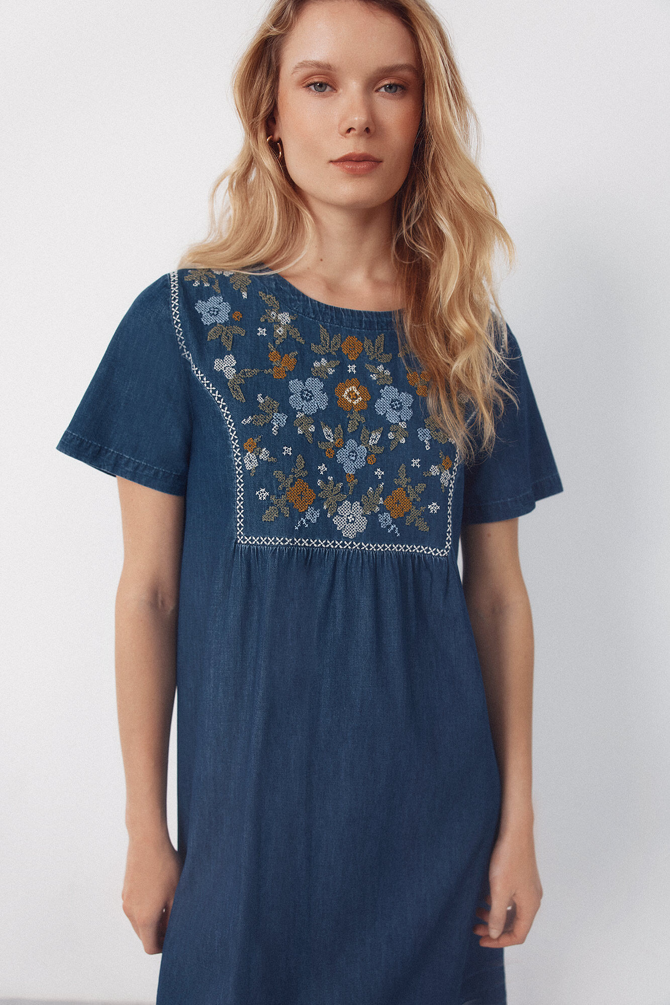 Cortefiel Vestido con bordados Azul
