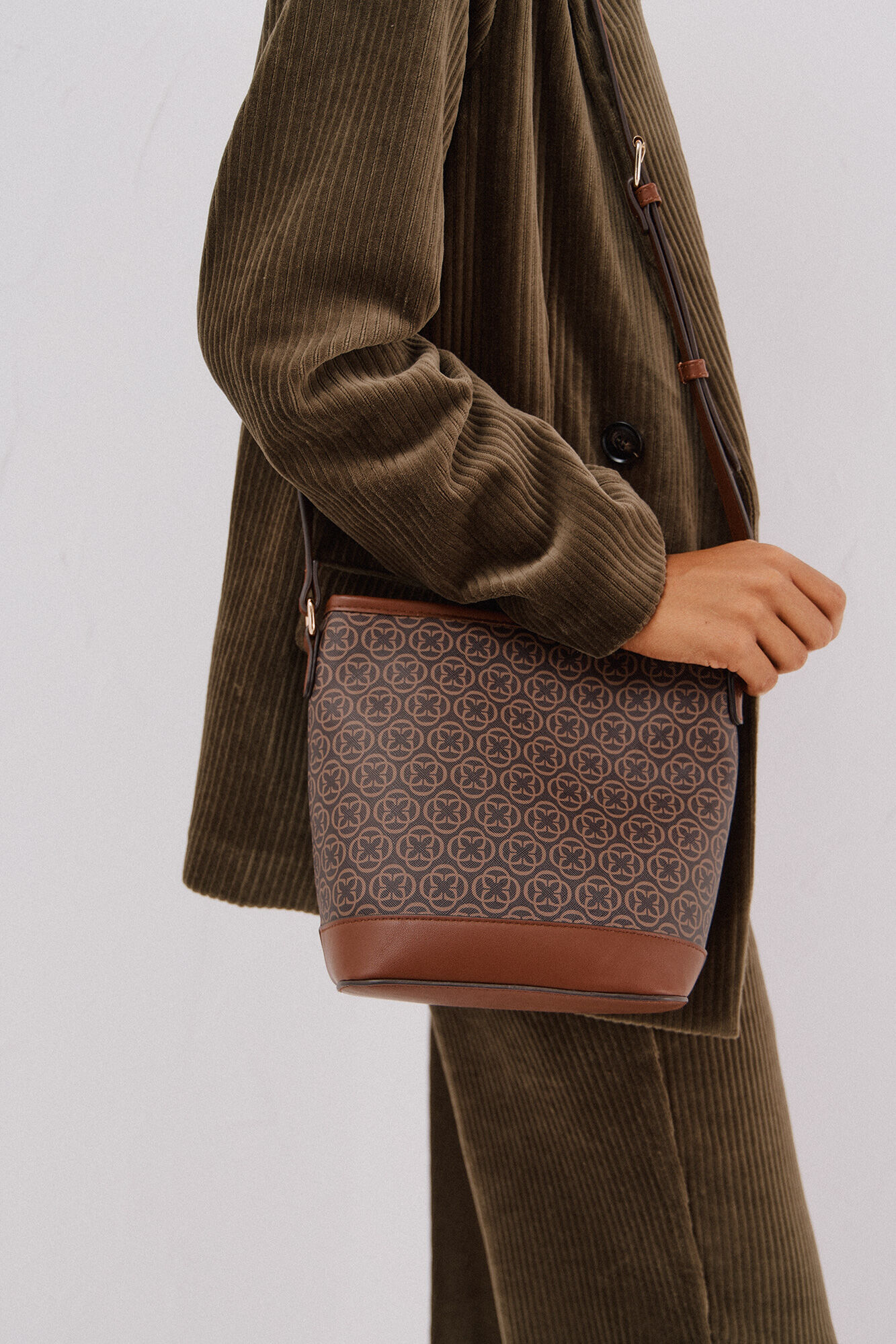 Cortefiel Bucket monogram Estampado marr&oacute;n