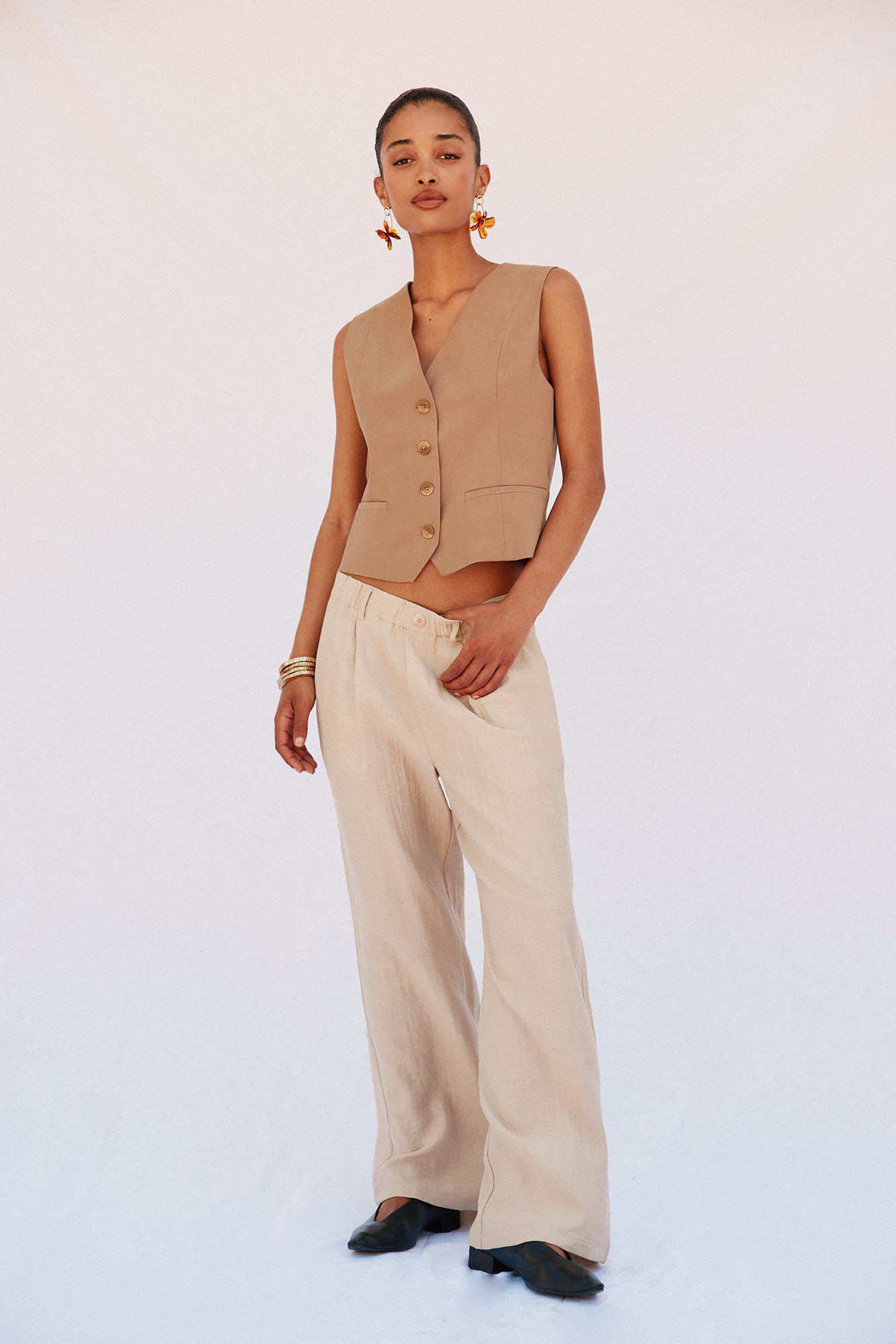 Cortefiel Chaleco de escote pico Beige