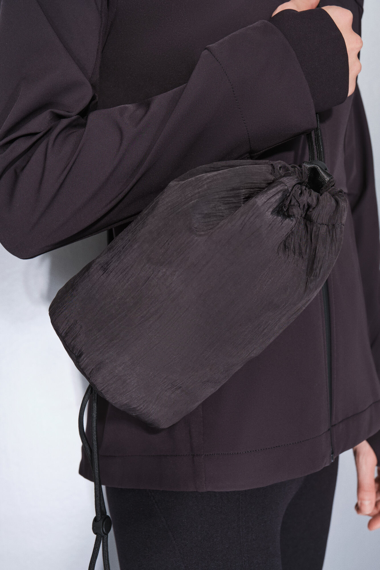 Dash and Stars Mini bolsa bandolera de nailon con satinado negro .