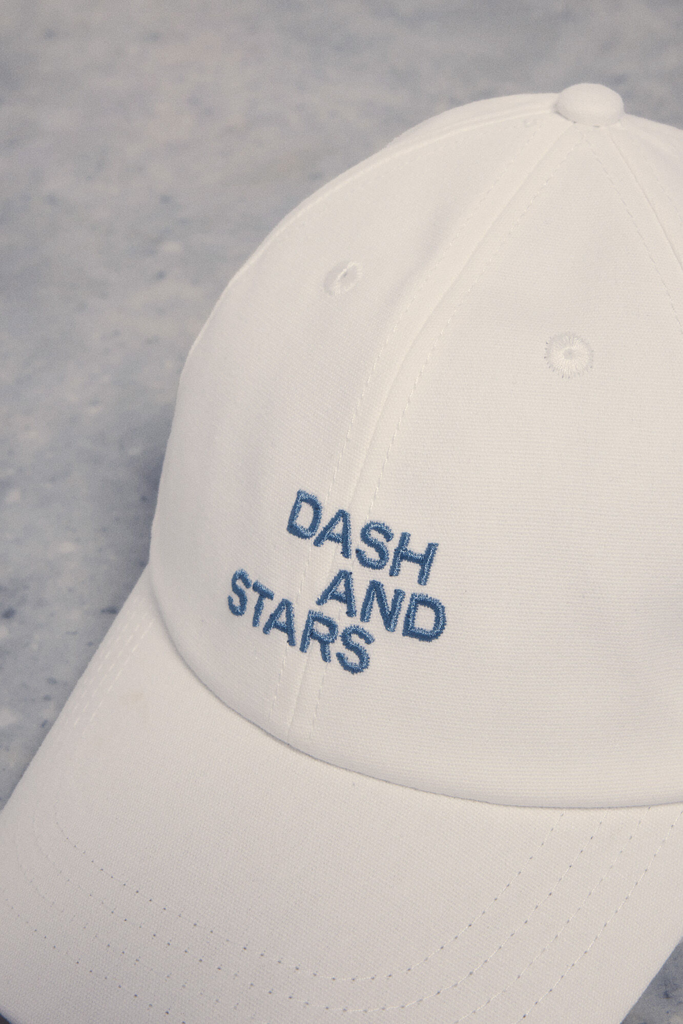 Dash and Stars Gorra blanca algod&oacute;n logo beige