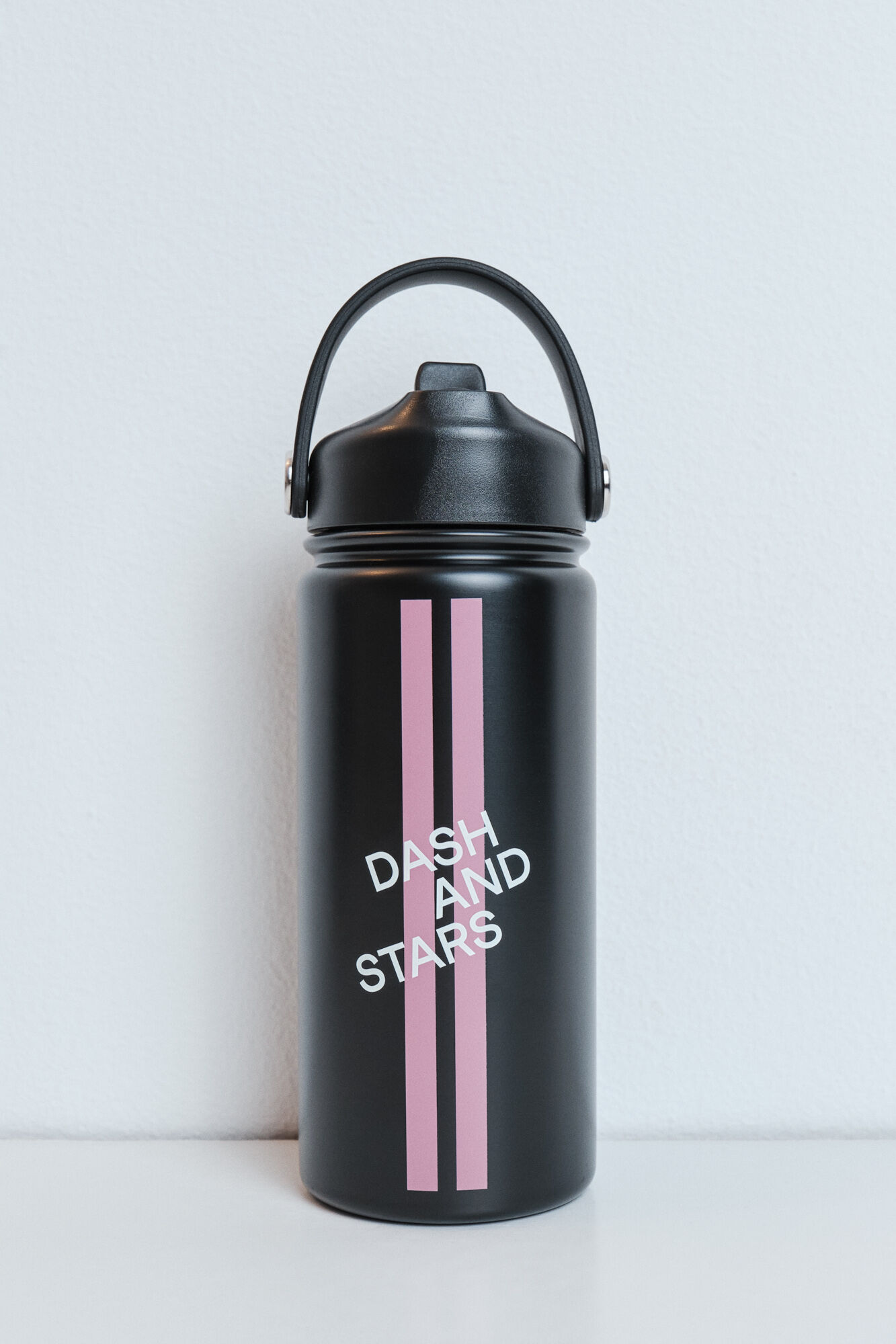 Dash and Stars Botella de acero inoxidable negra negro