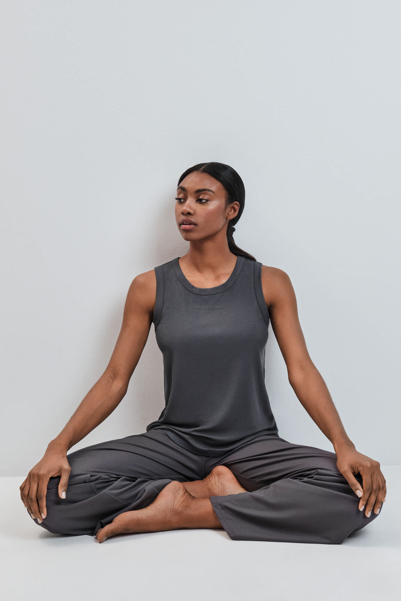 Dash and Stars Playera sin mangas de rib gris gris