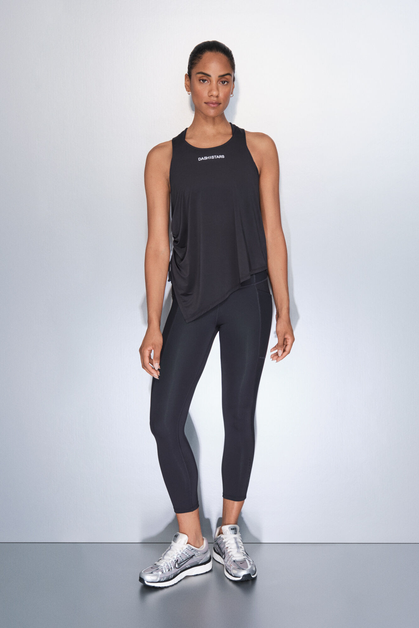 Dash and Stars Playera negra asim&eacute;trica con cuello halter negro