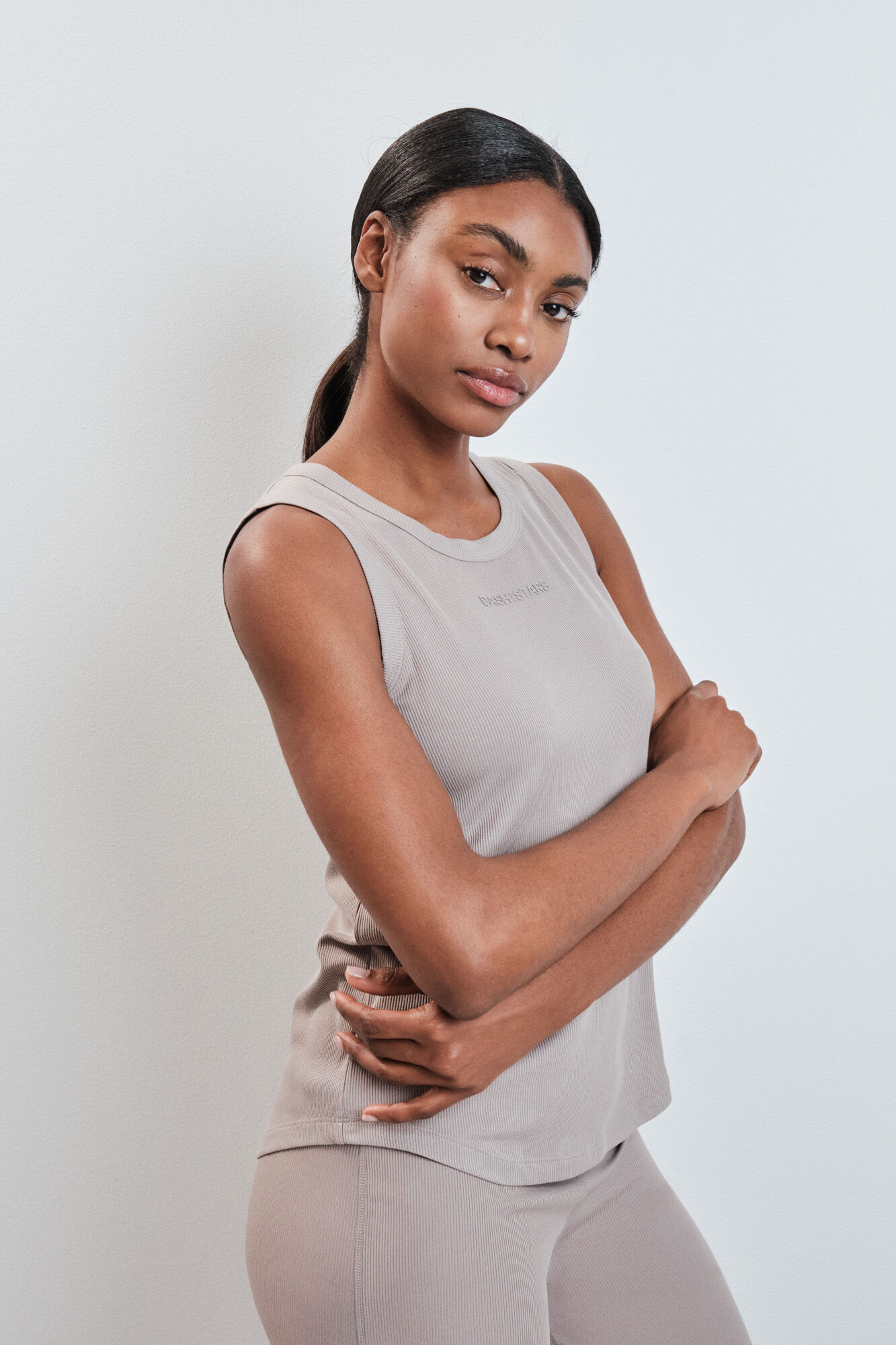 Dash and Stars Playera sin mangas de rib beige caf&eacute;