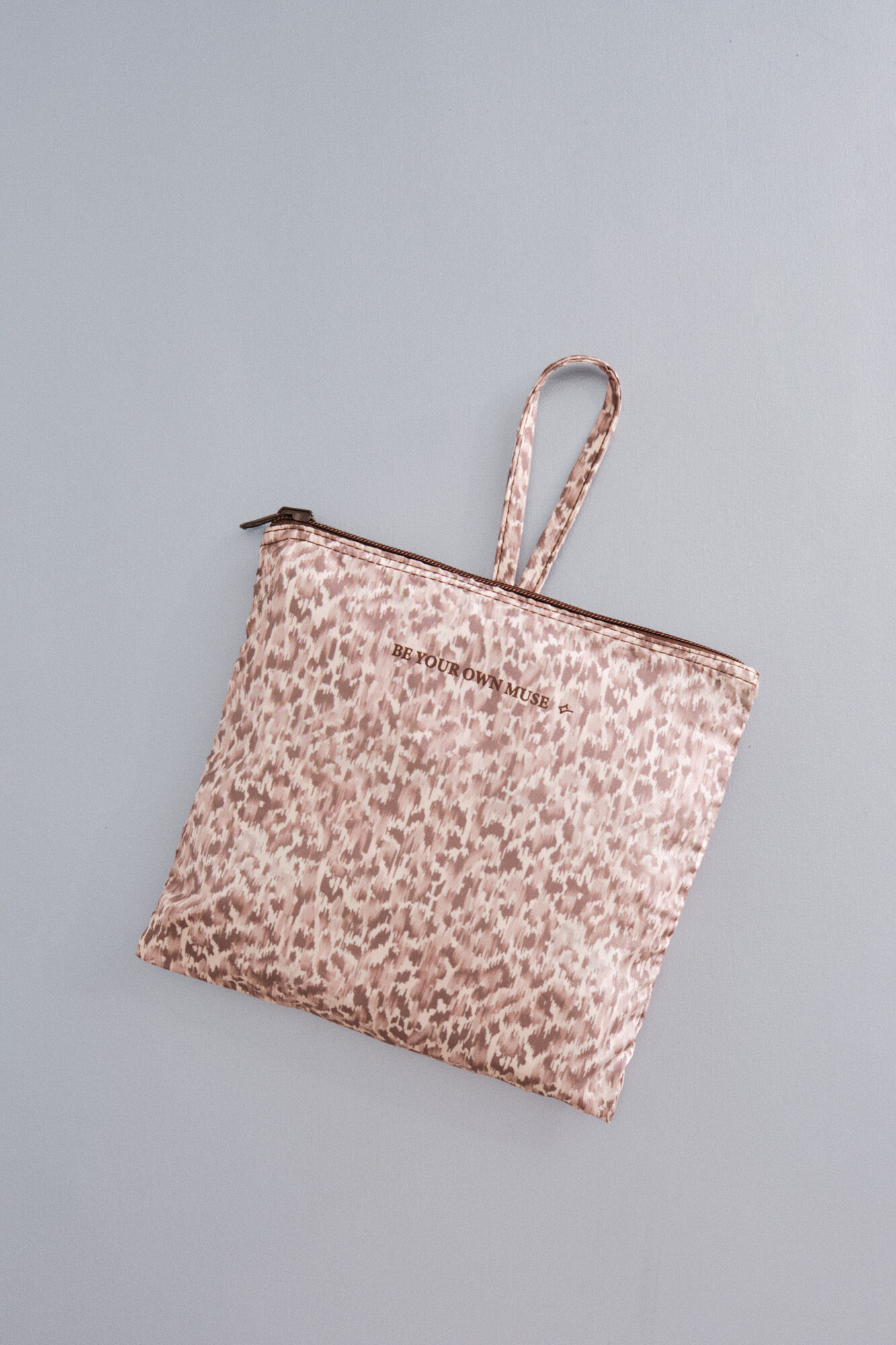 Dash and Stars Bolsa deportivo plegable con estampado animal . nude
