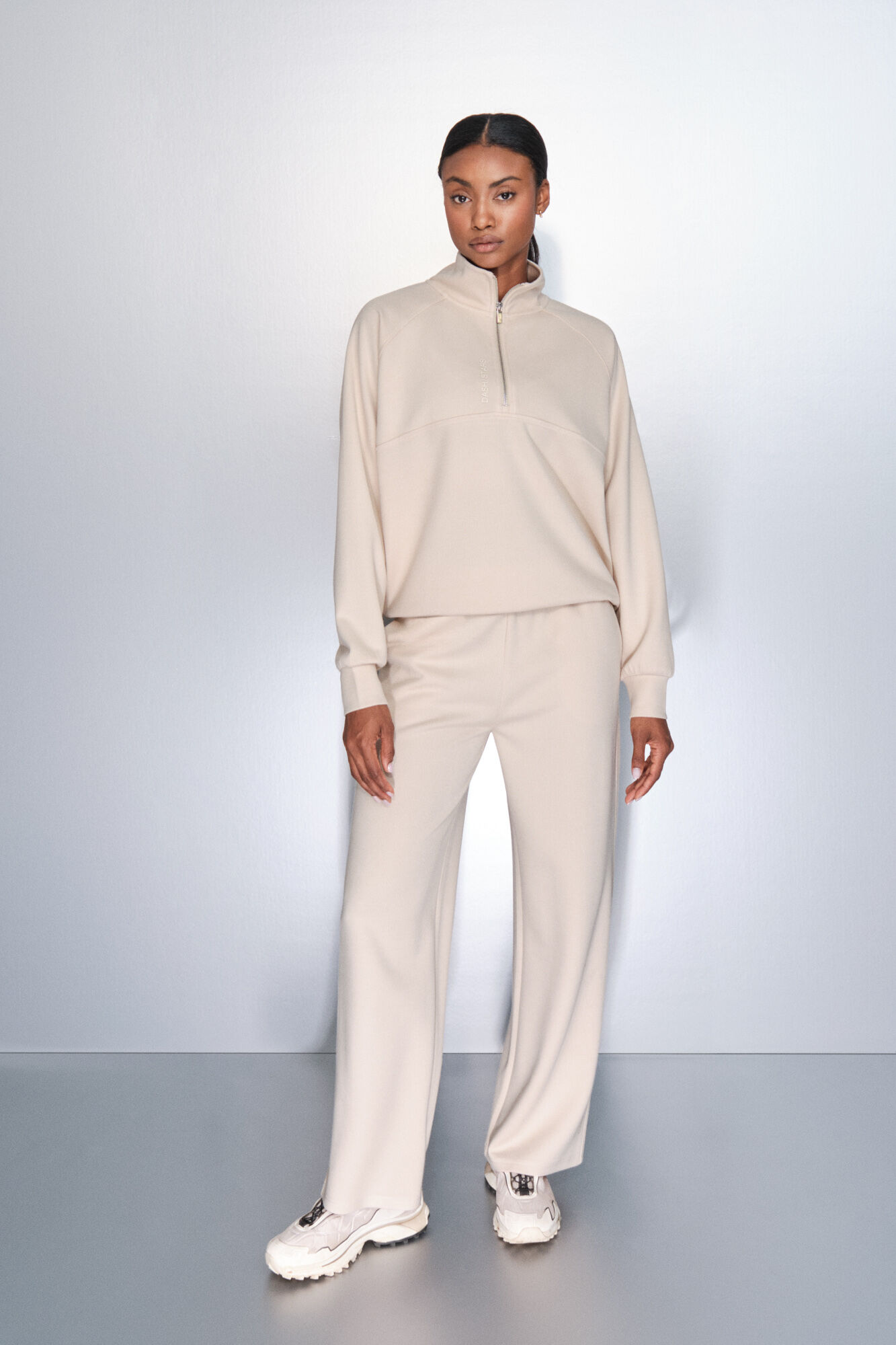 Dash and Stars Sudadera beige con cierre en el cuello caf&eacute;