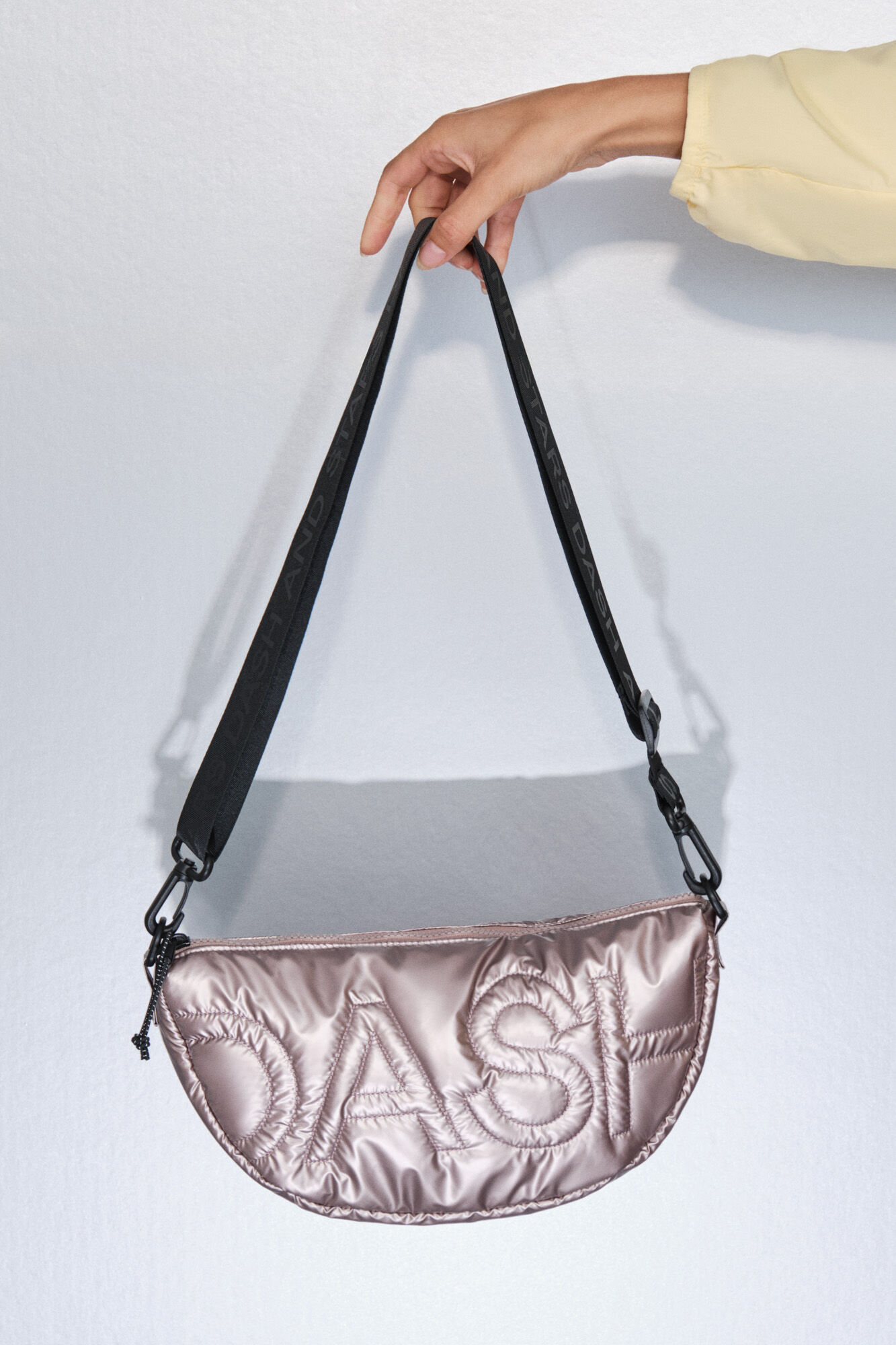 Dash and Stars Bolsa bandolera de nailon rosa metalizado .