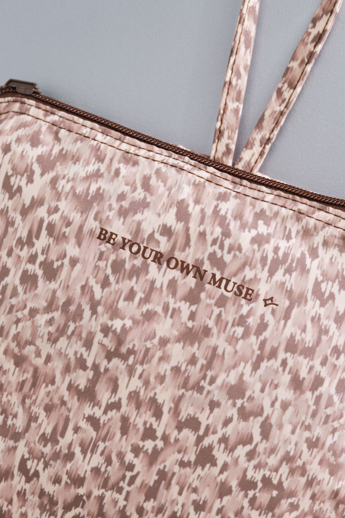 Dash and Stars Bolsa deportivo plegable con estampado animal . nude