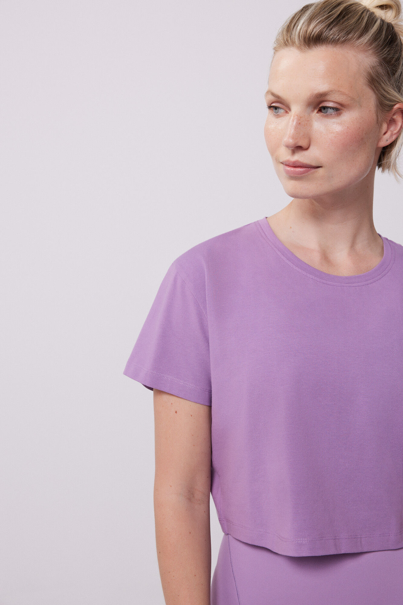 Dash and Stars Camiseta cropped manga corta morada estampado