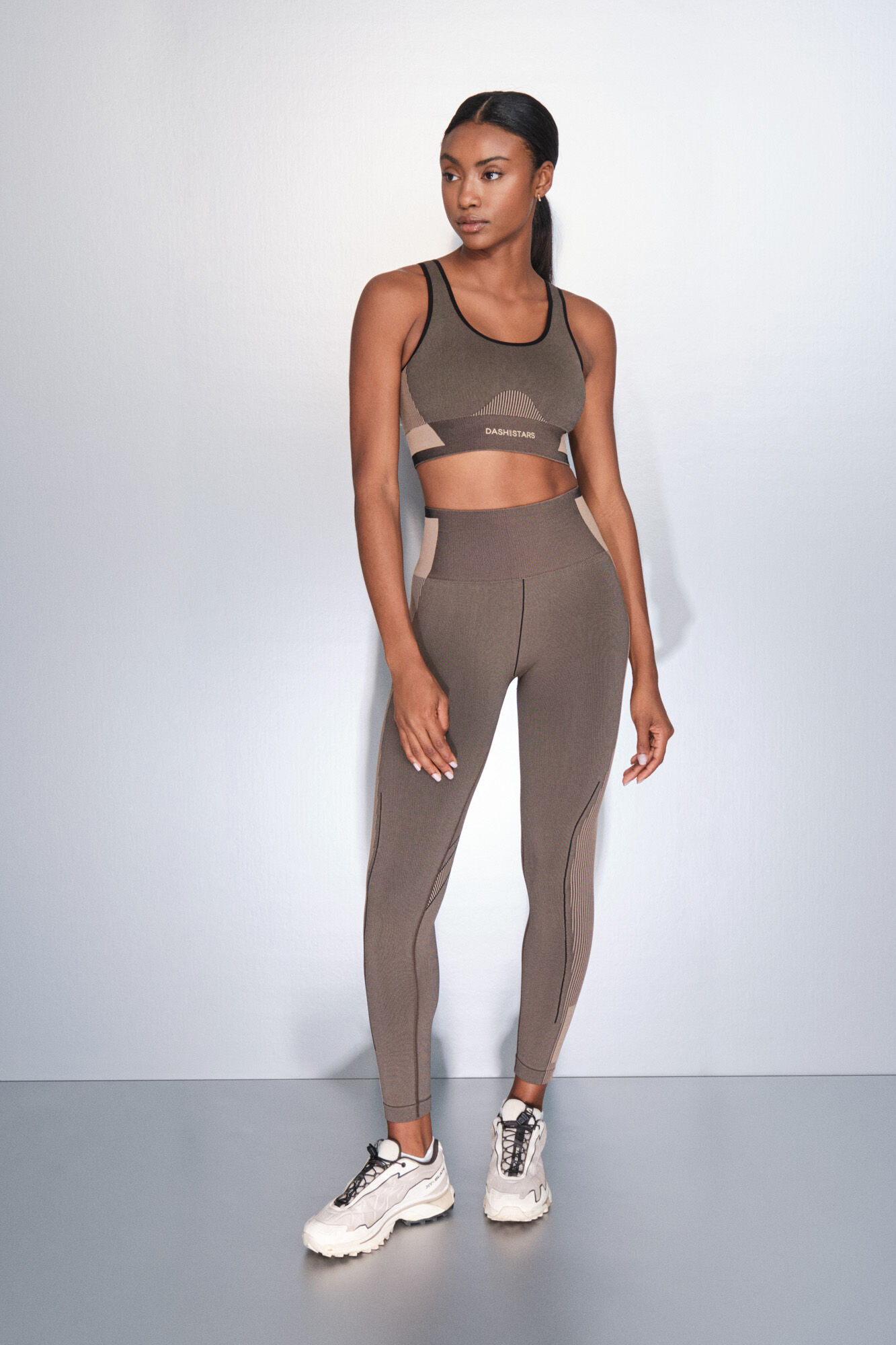 Dash and Stars Brasier deportivo marr&oacute;n SIN COSTURAS FIT marr&oacute;n