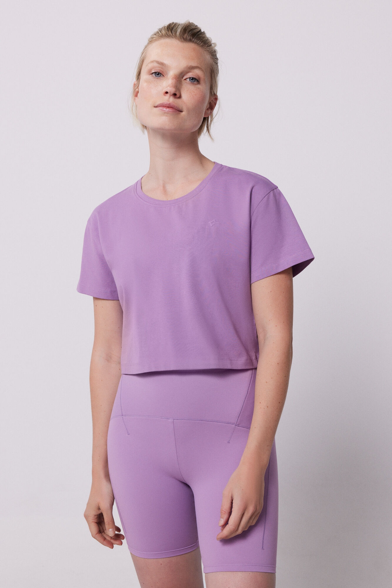 Dash and Stars Camiseta cropped manga corta morada estampado