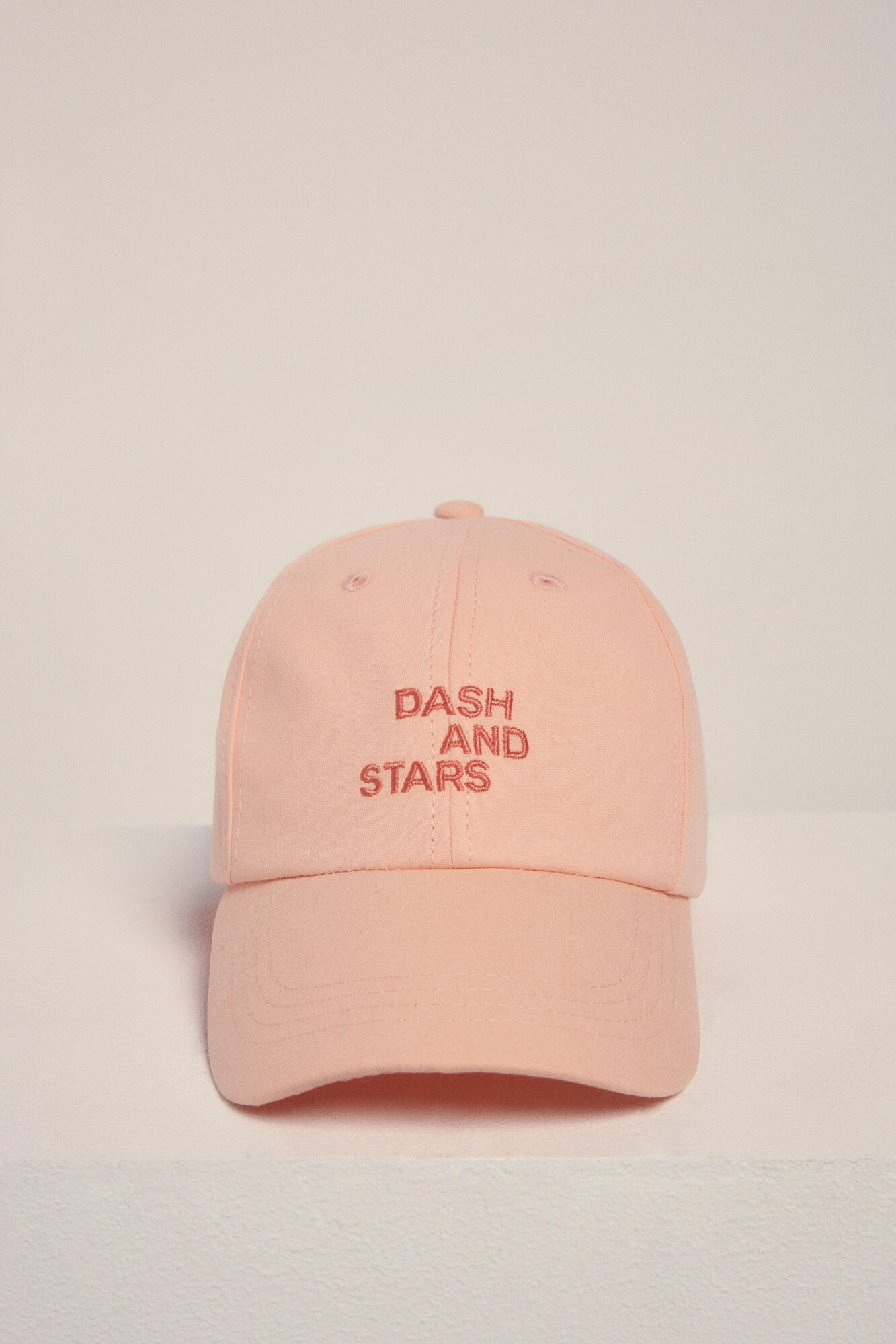 Dash and Stars Gorra algod&oacute;n logo bordado rojo