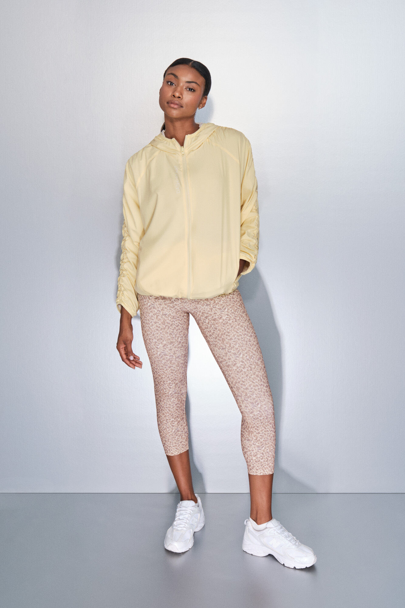 Dash and Stars Chamarra ligera reversible con capucha amarilla