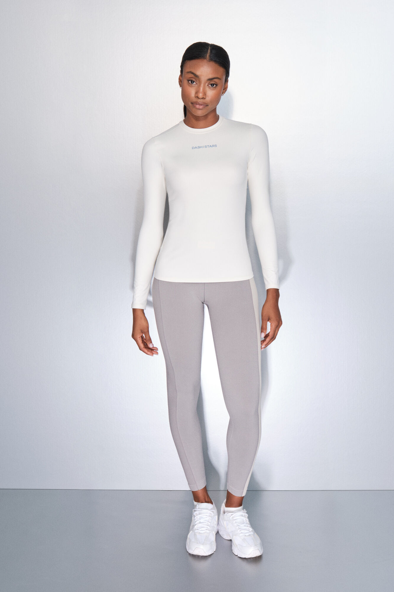 Dash and Stars Playera blanca de manga larga beige