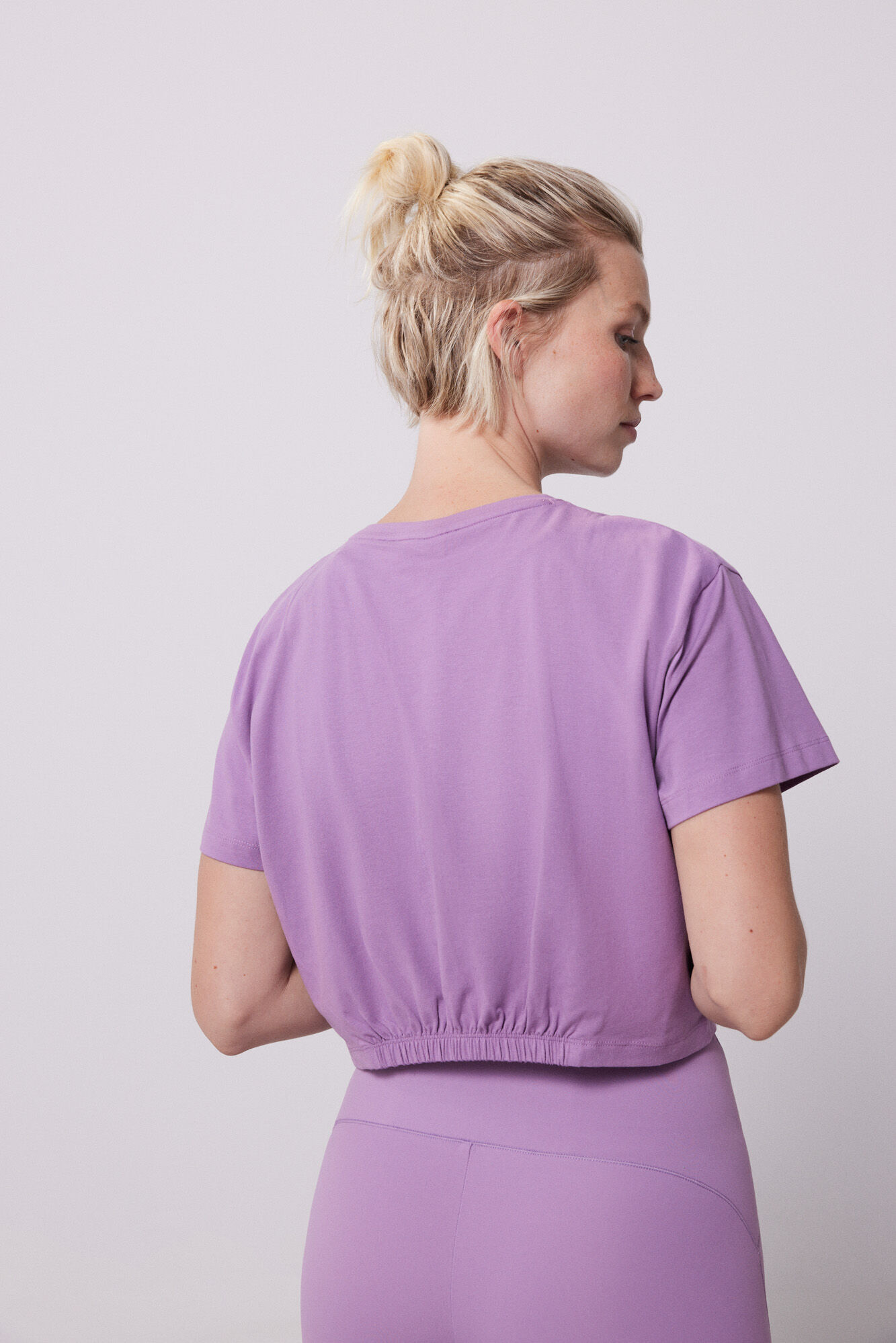 Dash and Stars Camiseta cropped manga corta morada estampado