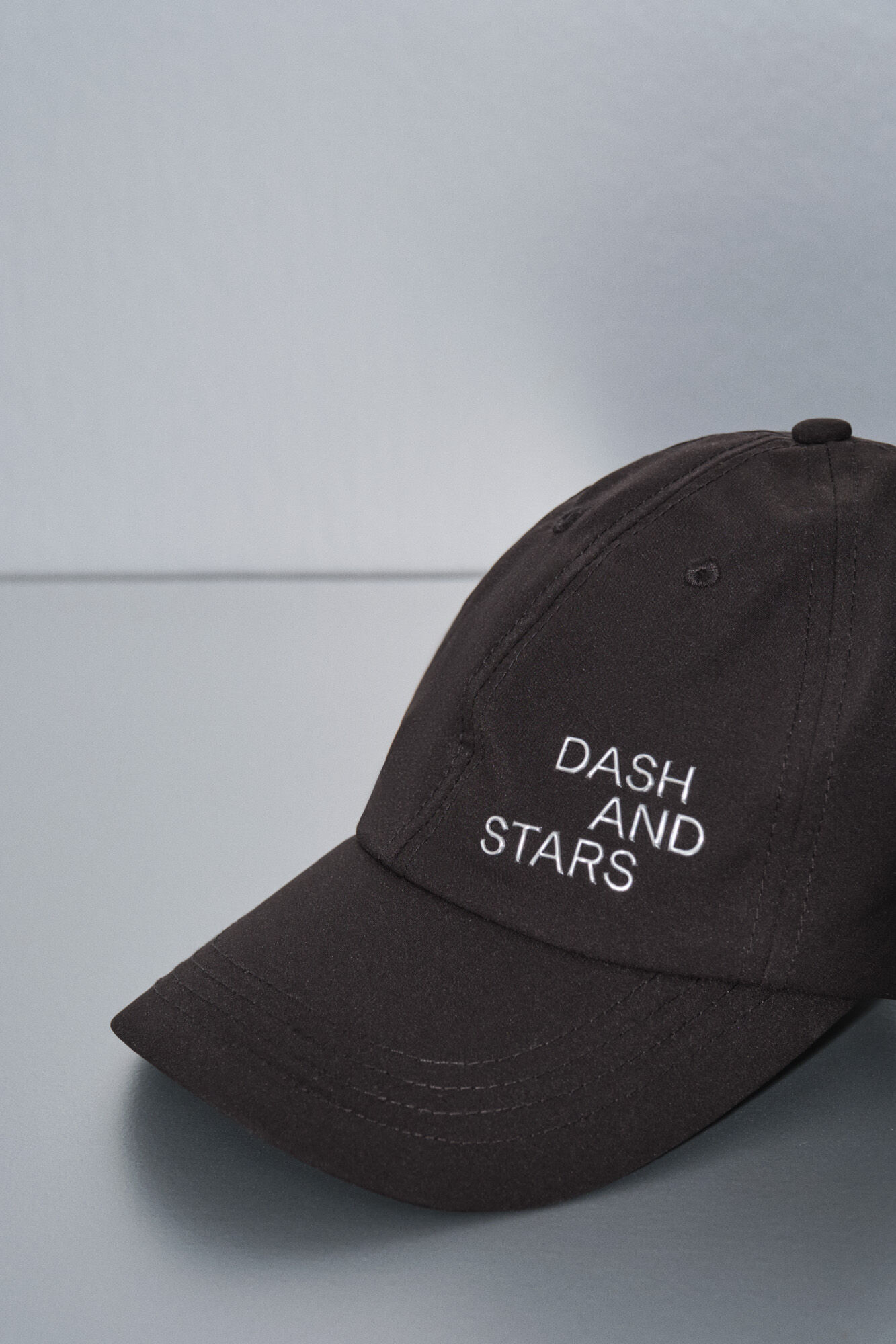 Dash and Stars Gorra t&eacute;cnica ajustable con logo negro negro
