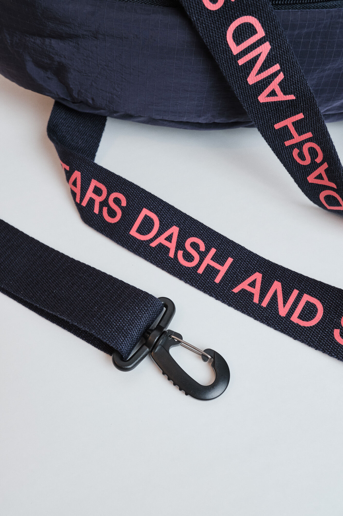 Dash and Stars Bolsa de deporte acolchada de nylon gris