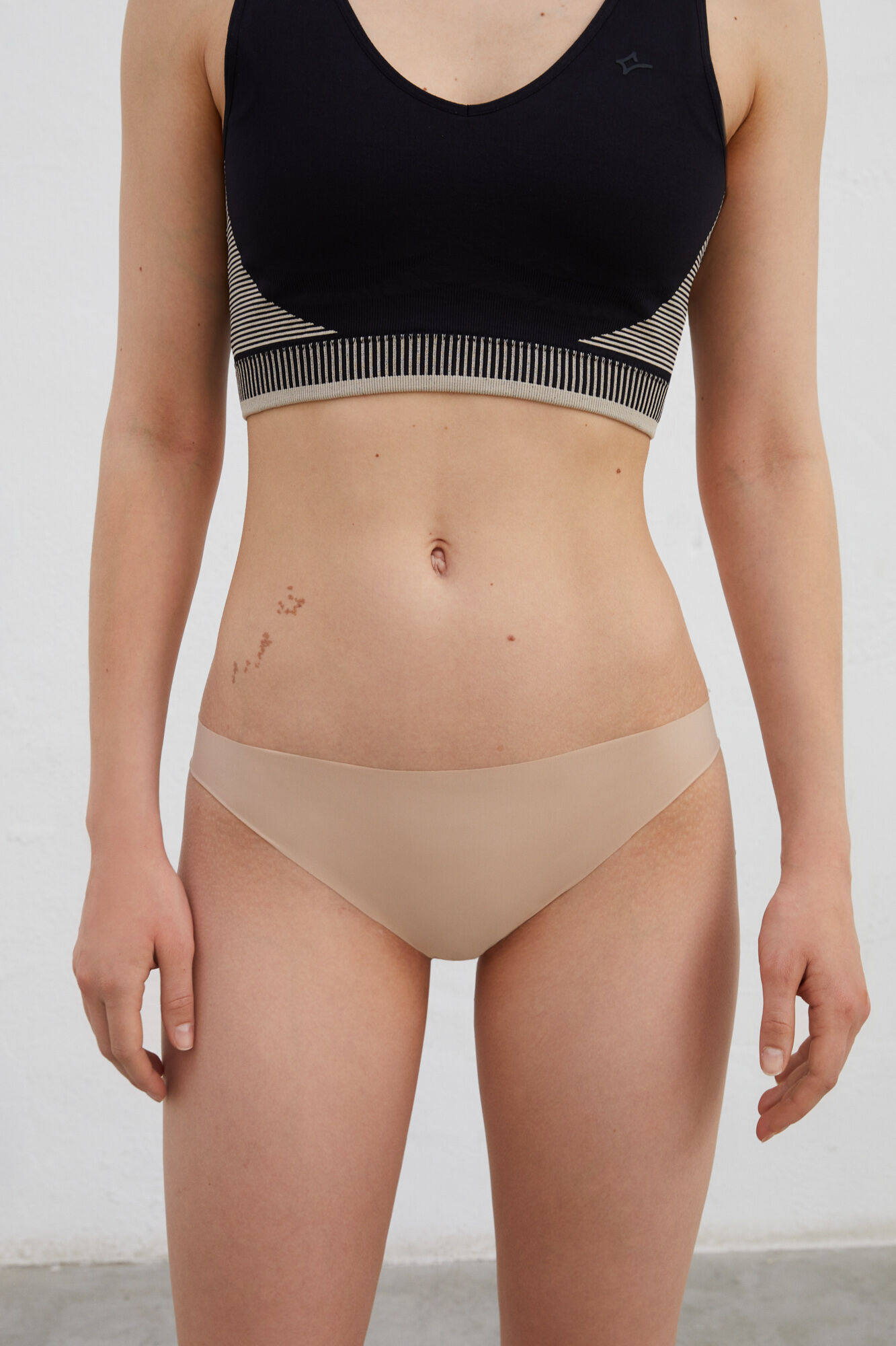 Dash and Stars Pack de 2 panties cl&aacute;sica color nude cortadas a l&aacute;ser