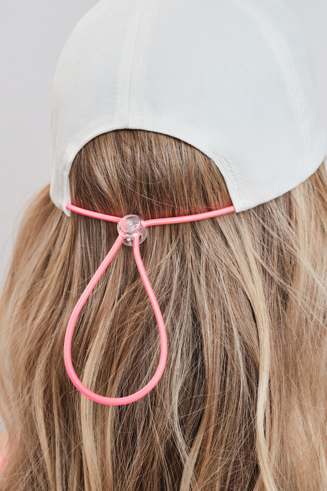 Dash and Stars Gorra t&eacute;cnica con logo blanca