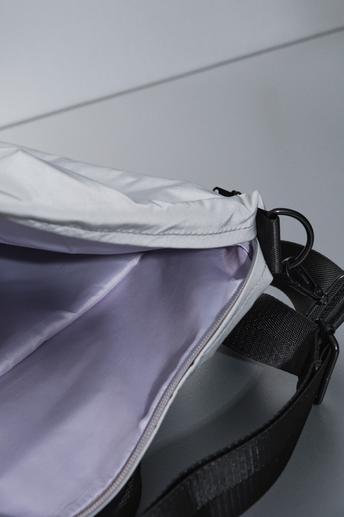 Dash and Stars Mochila multiposici&oacute;n de nailon con efecto met&aacute;lico gris