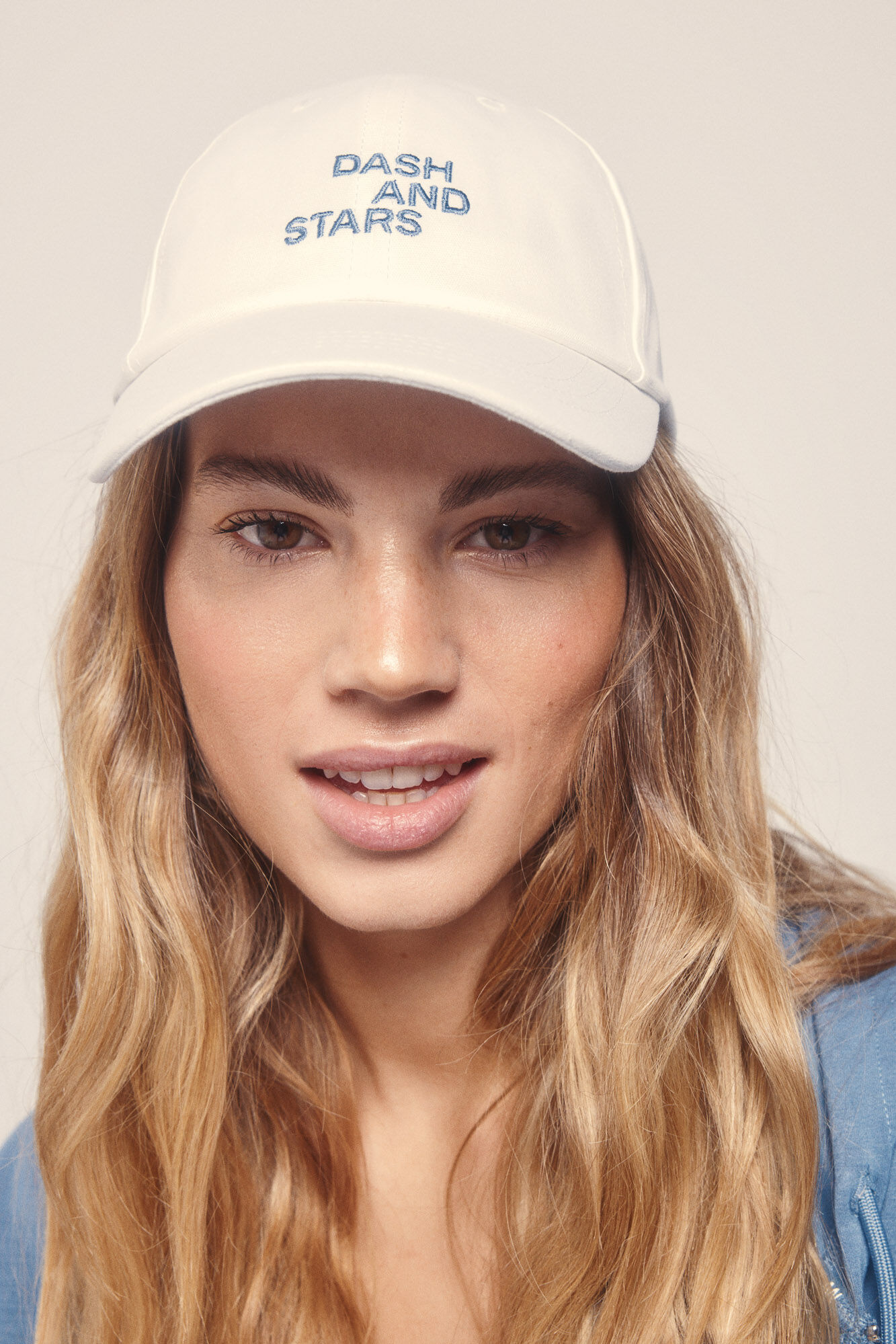Dash and Stars Gorra blanca algod&oacute;n logo beige