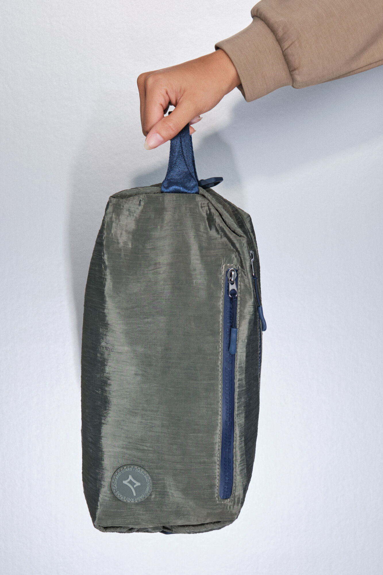 Dash and Stars Bolsa bandolera de nailon color caqui con satinado .