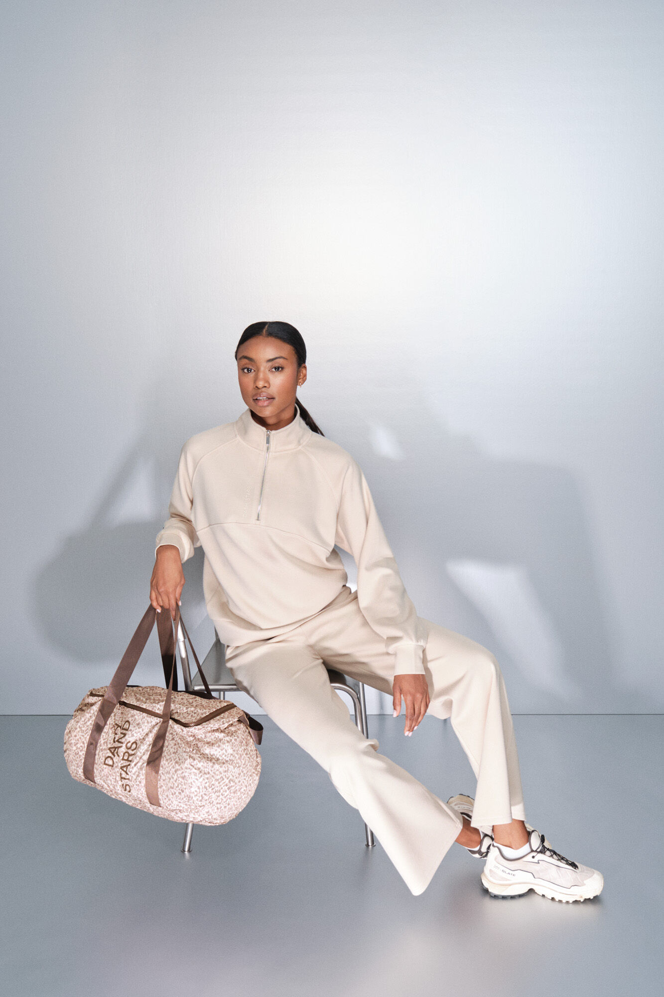 Dash and Stars Sudadera beige con cierre en el cuello caf&eacute;