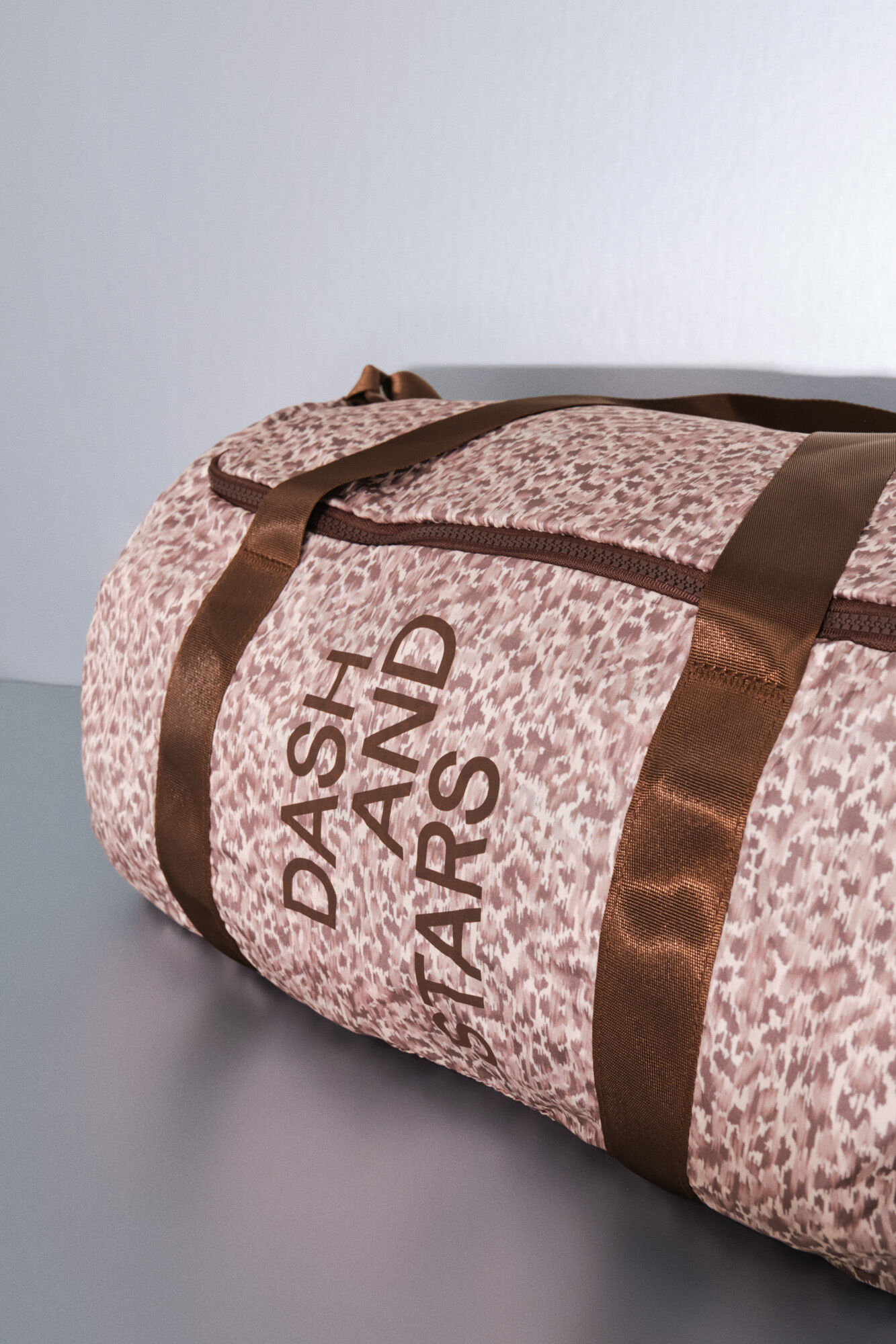 Dash and Stars Bolsa deportivo plegable con estampado animal . nude