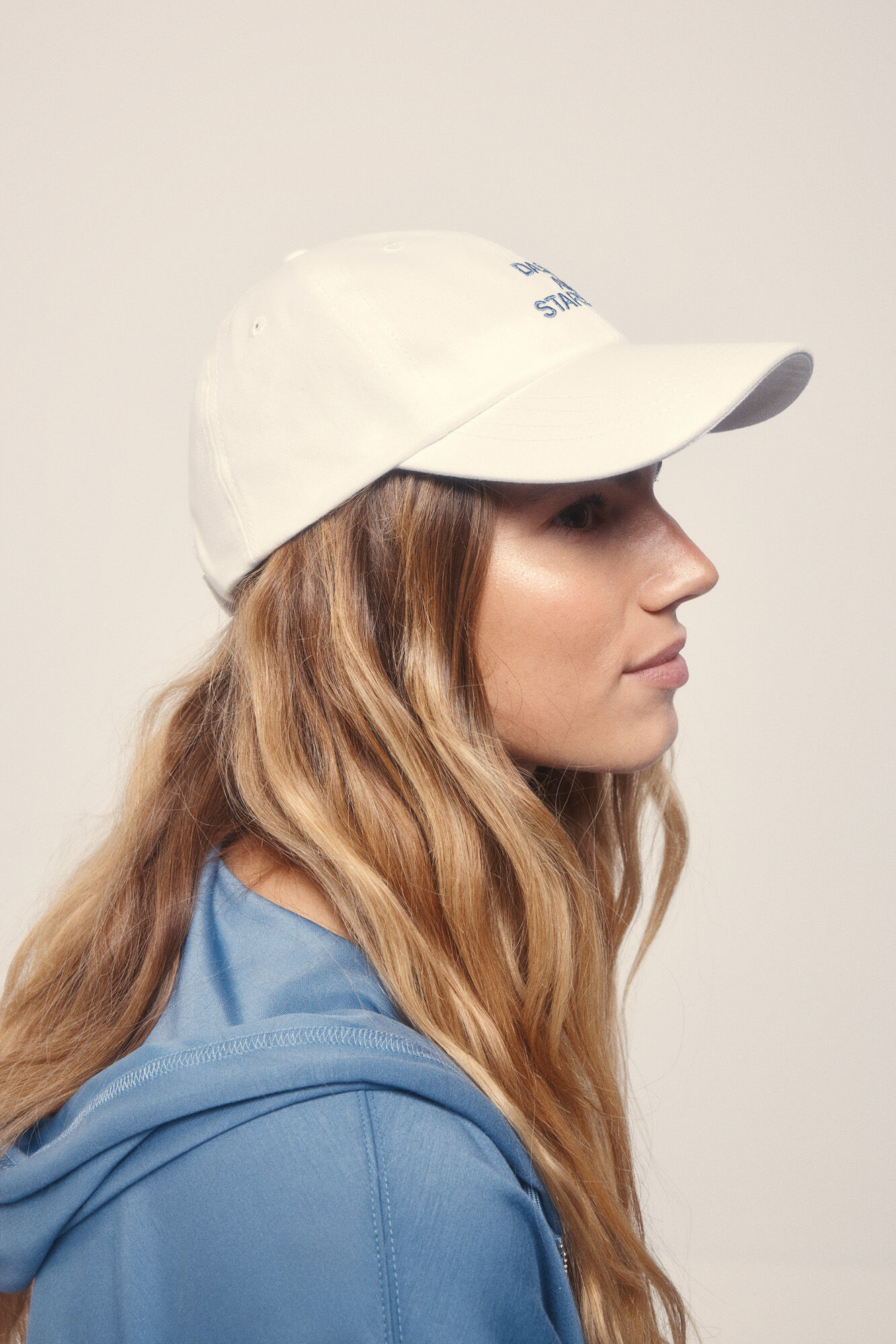 Dash and Stars Gorra blanca algod&oacute;n logo beige