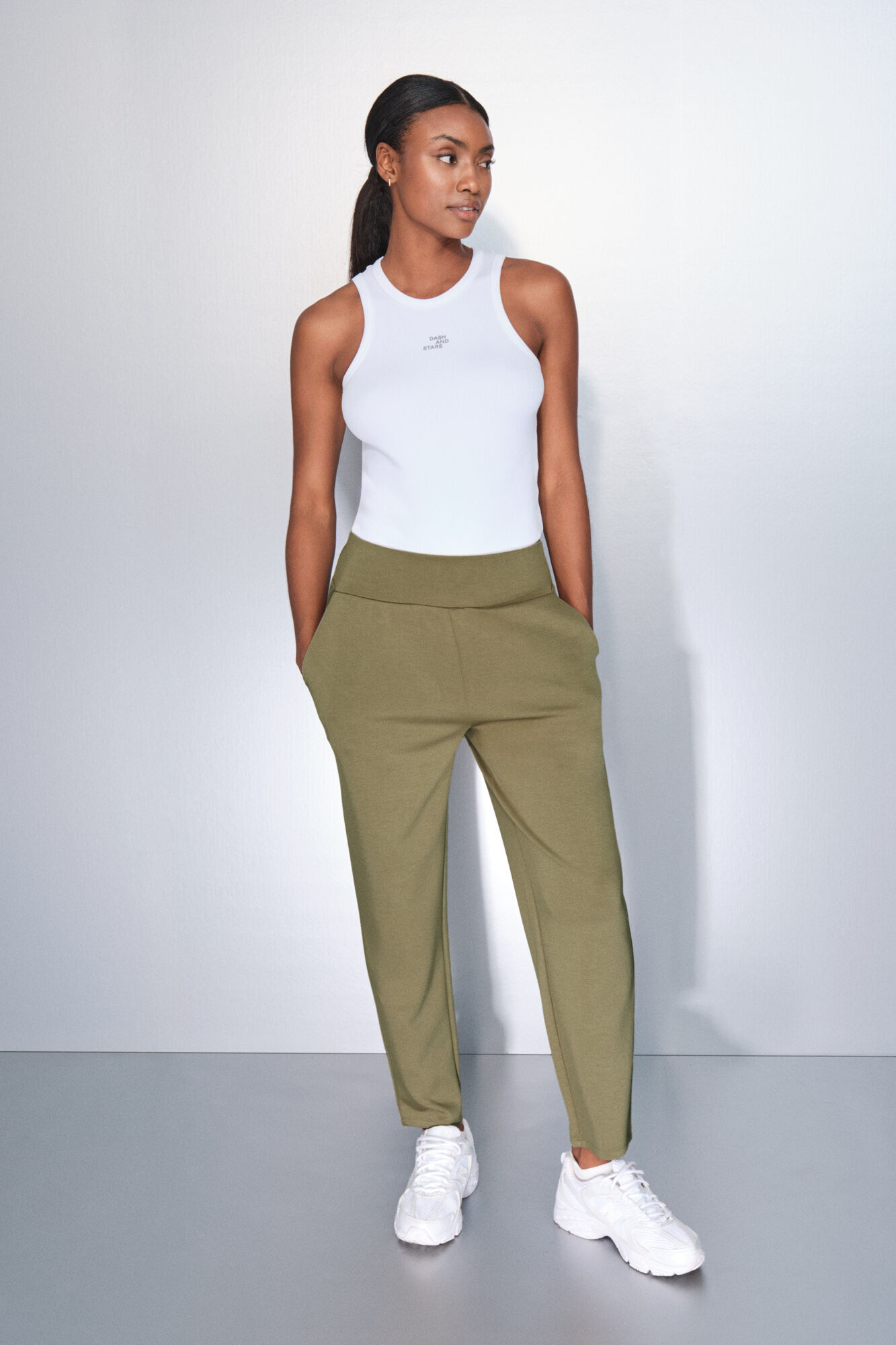 Dash and Stars Pantal&oacute;n jogger caqui beige