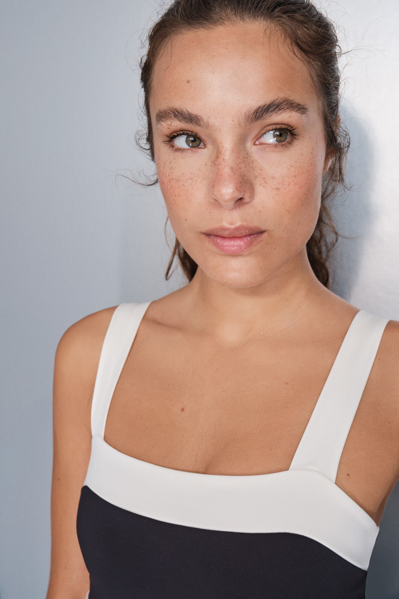 Dash and Stars Brasier deportivo bandeau el&aacute;stico 4D en blanco y negro negro