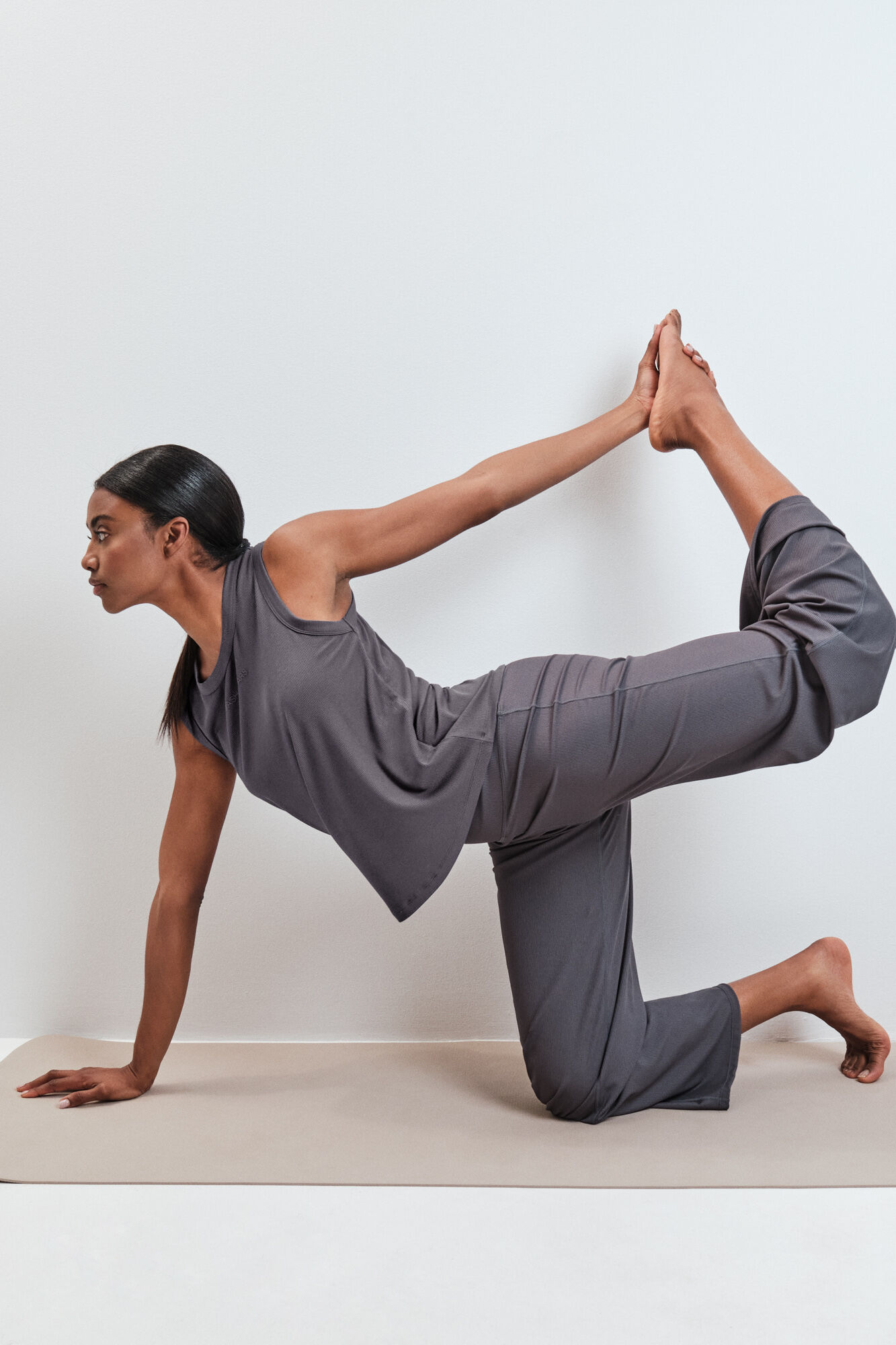 Dash and Stars Pantal&oacute;n largo palazzo acanalado gris gris