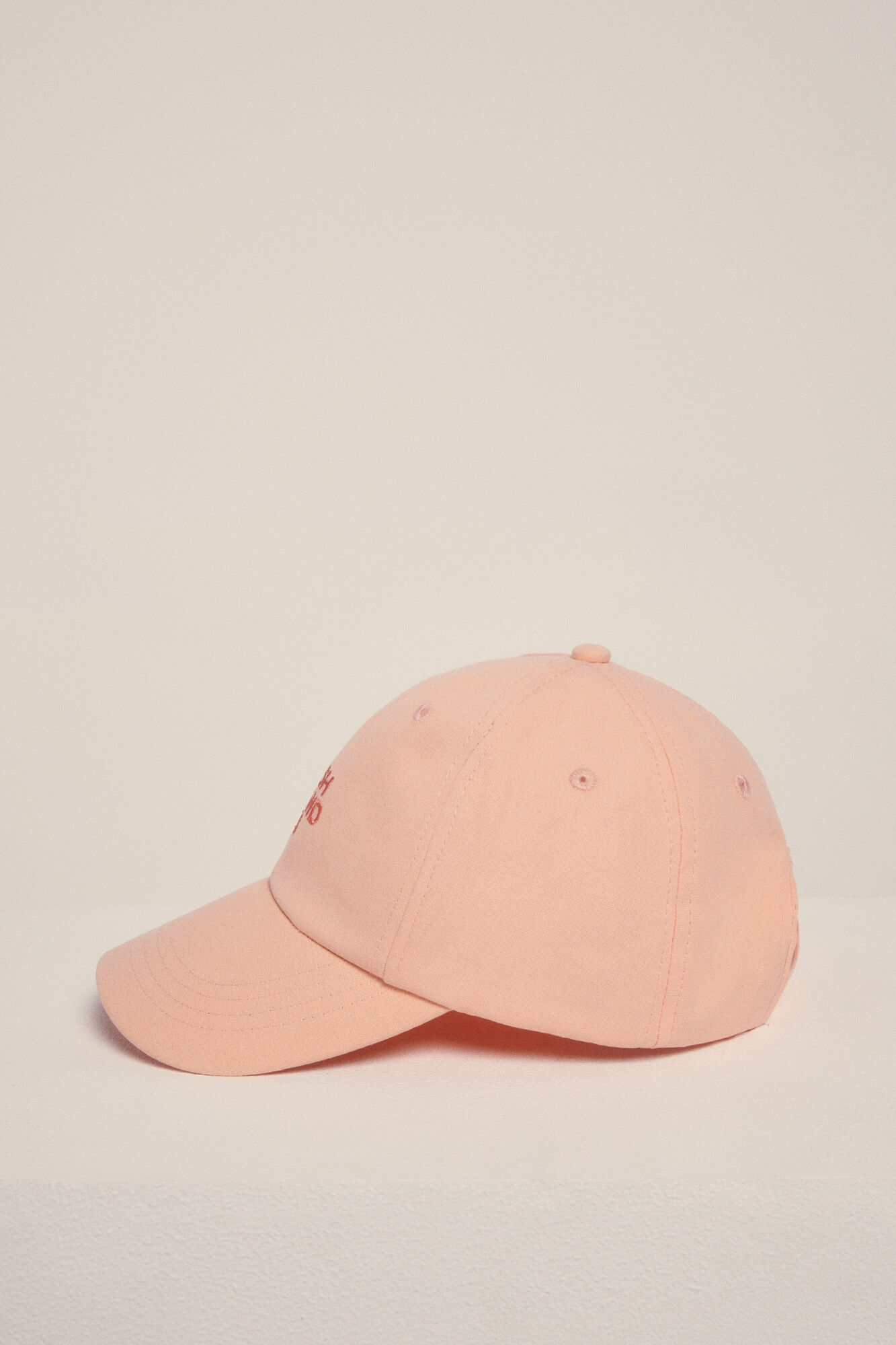 Dash and Stars Gorra algod&oacute;n logo bordado rojo