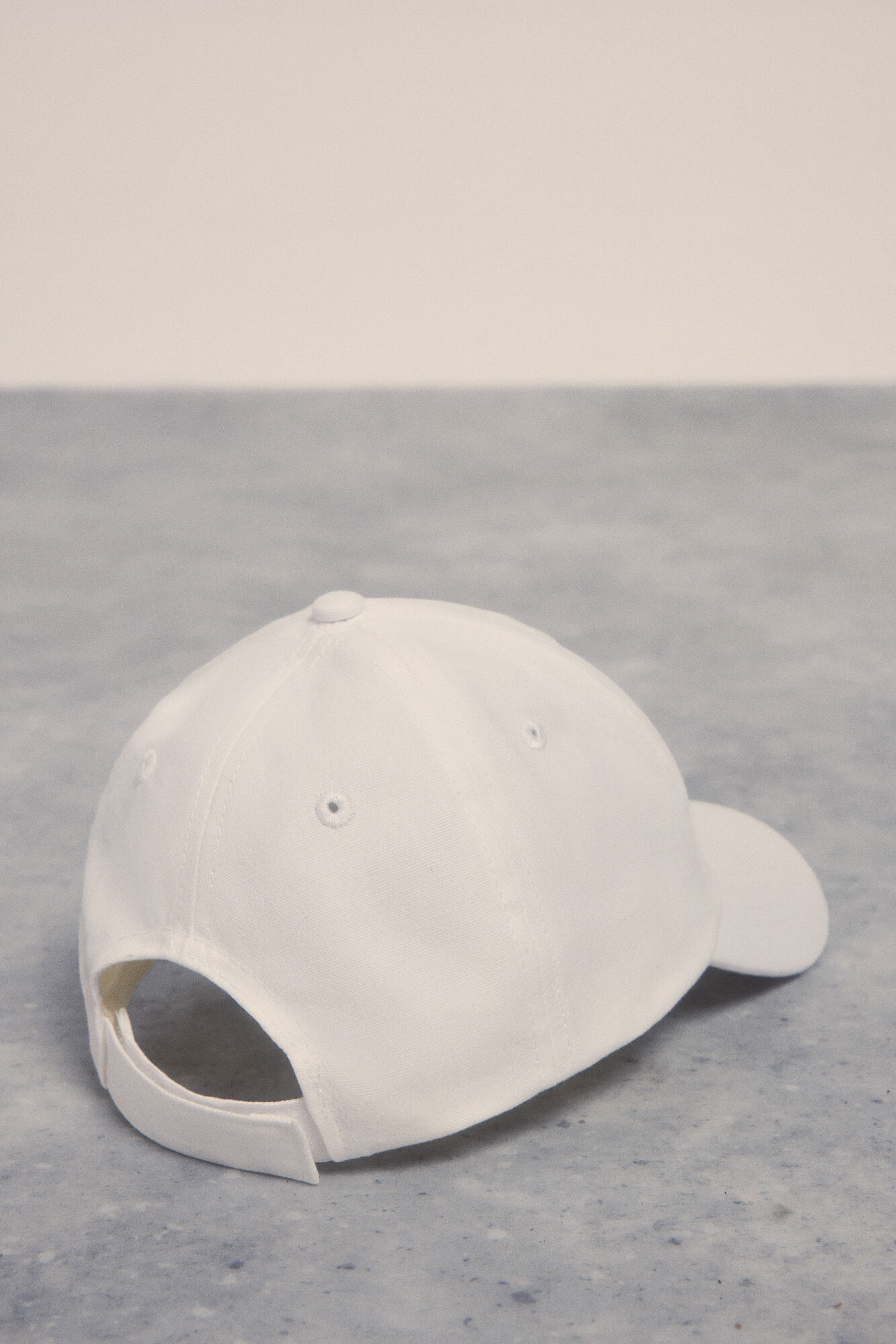 Dash and Stars Gorra blanca algod&oacute;n logo beige