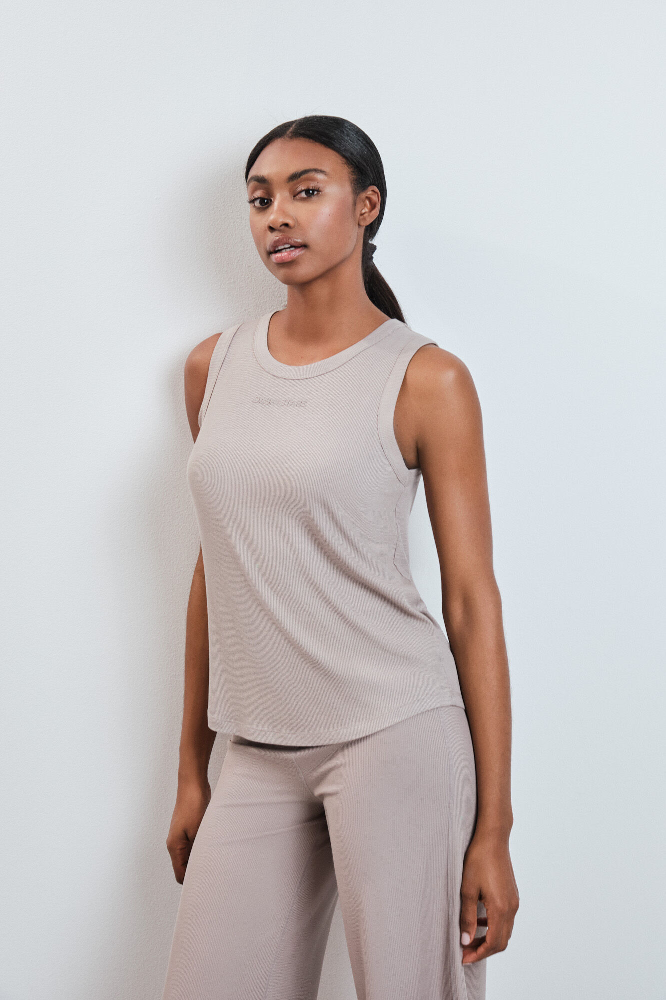 Dash and Stars Playera sin mangas de rib beige caf&eacute;