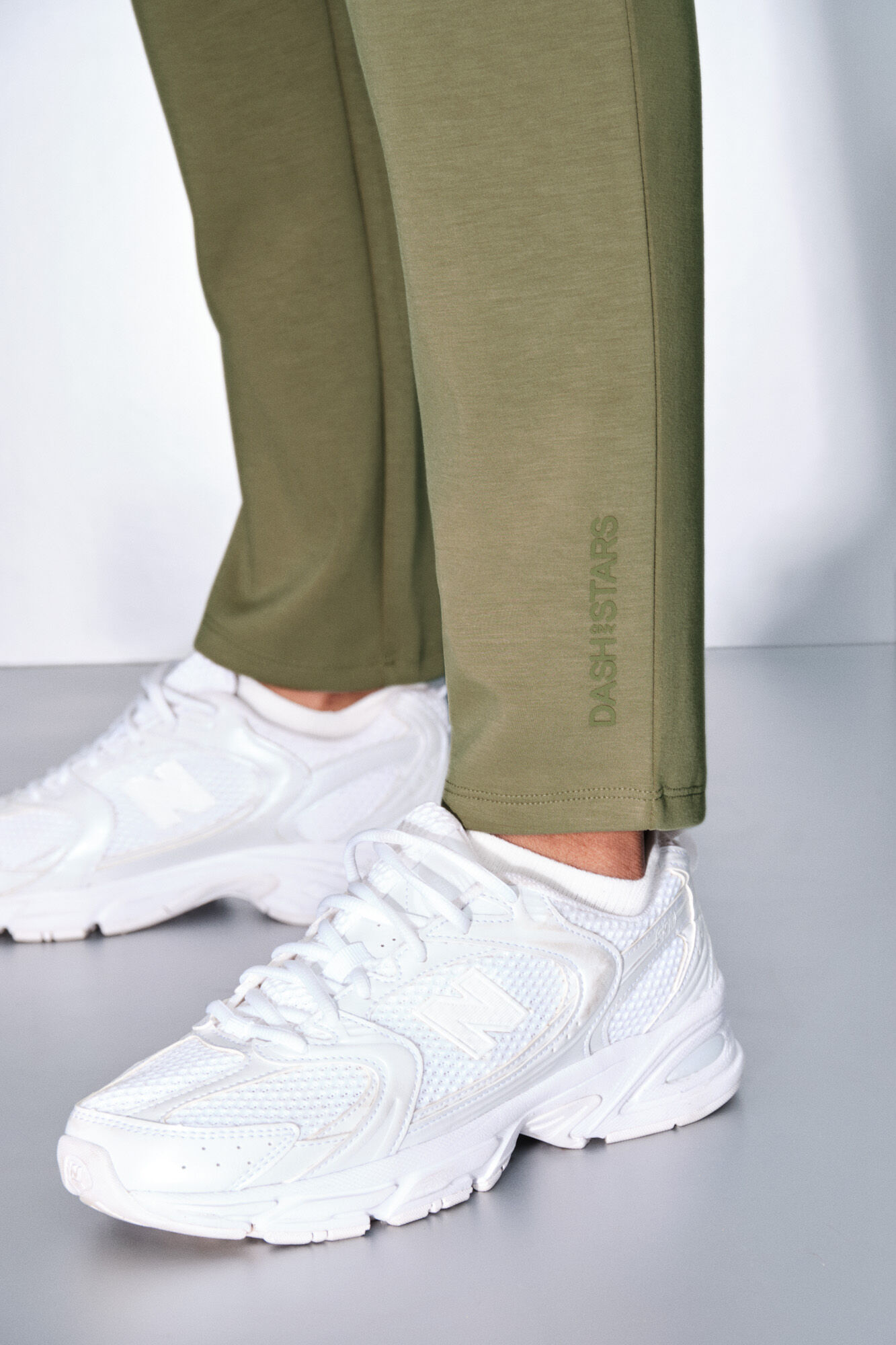 Dash and Stars Pantal&oacute;n jogger caqui beige