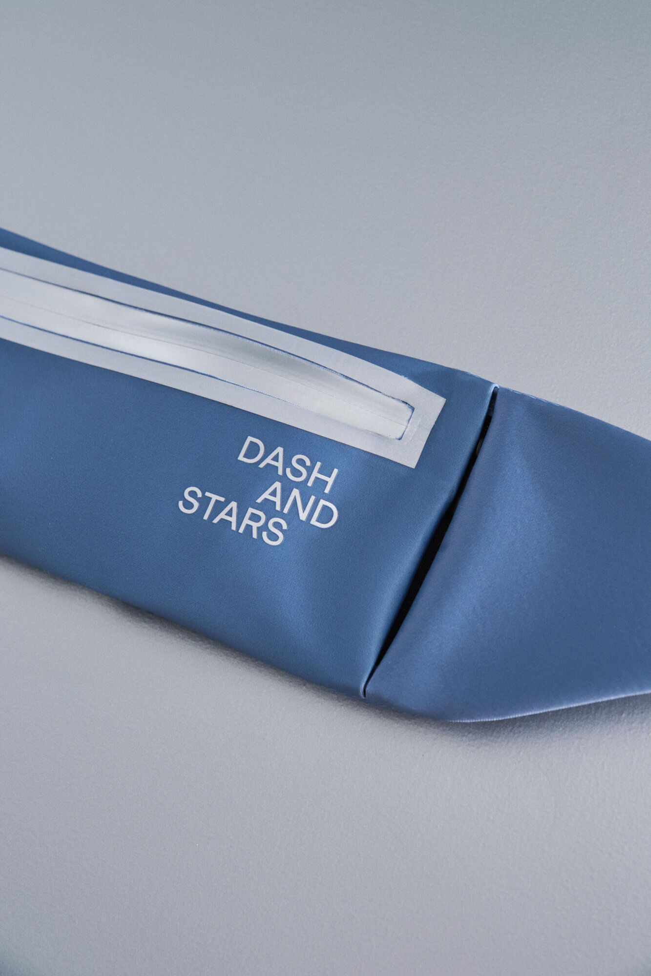 Dash and Stars Cangurera azul metalizada