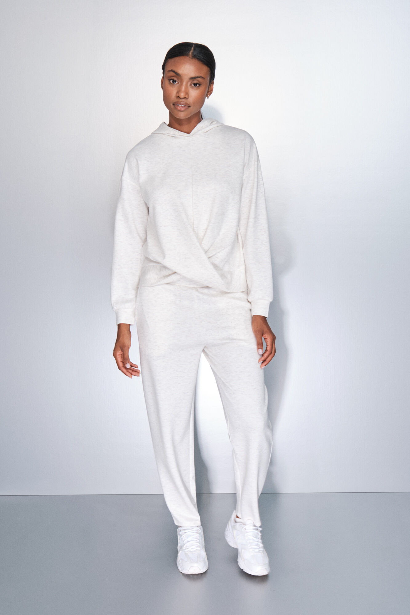 Dash and Stars Sudadera blanca drapeada beige