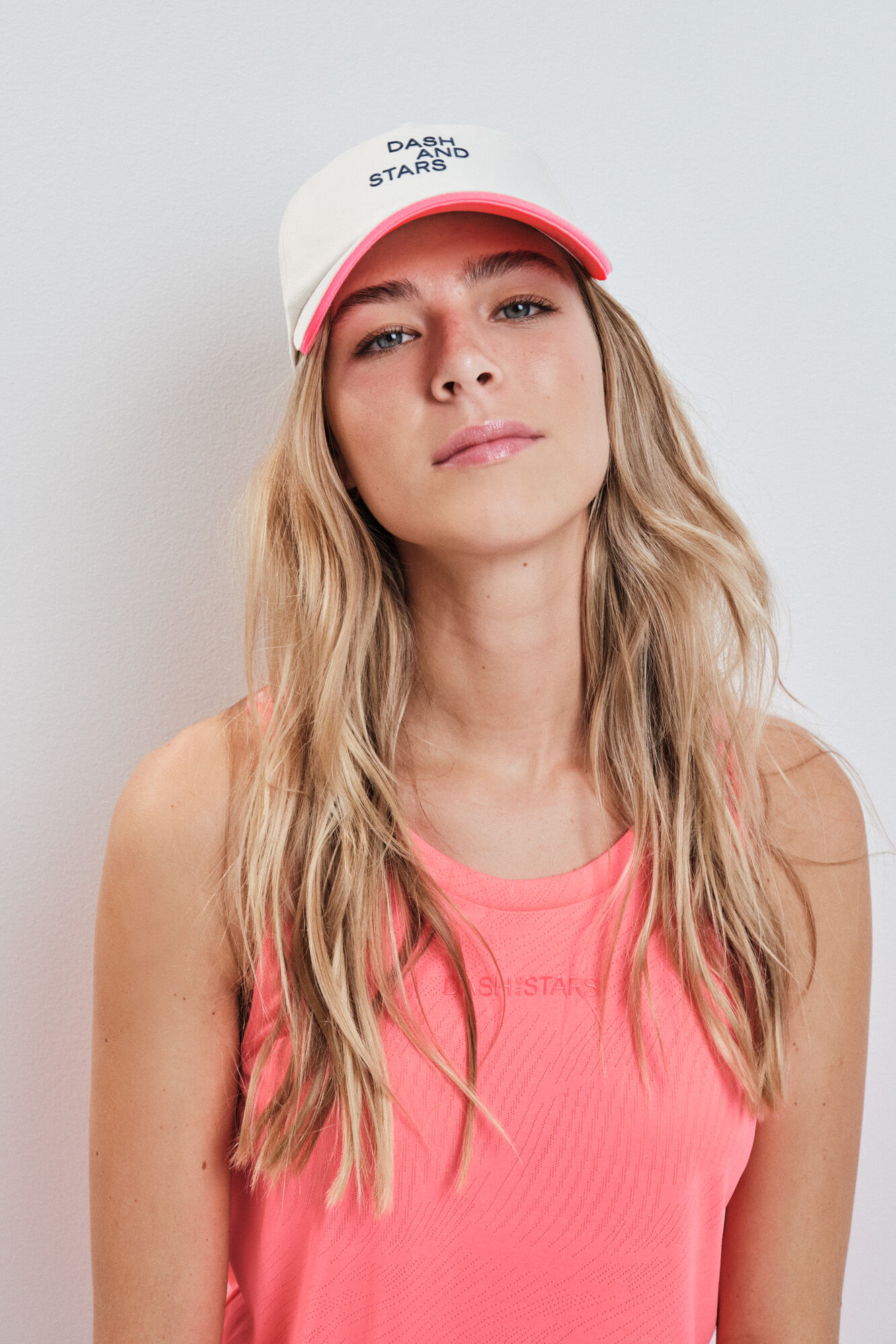 Dash and Stars Gorra t&eacute;cnica con logo blanca