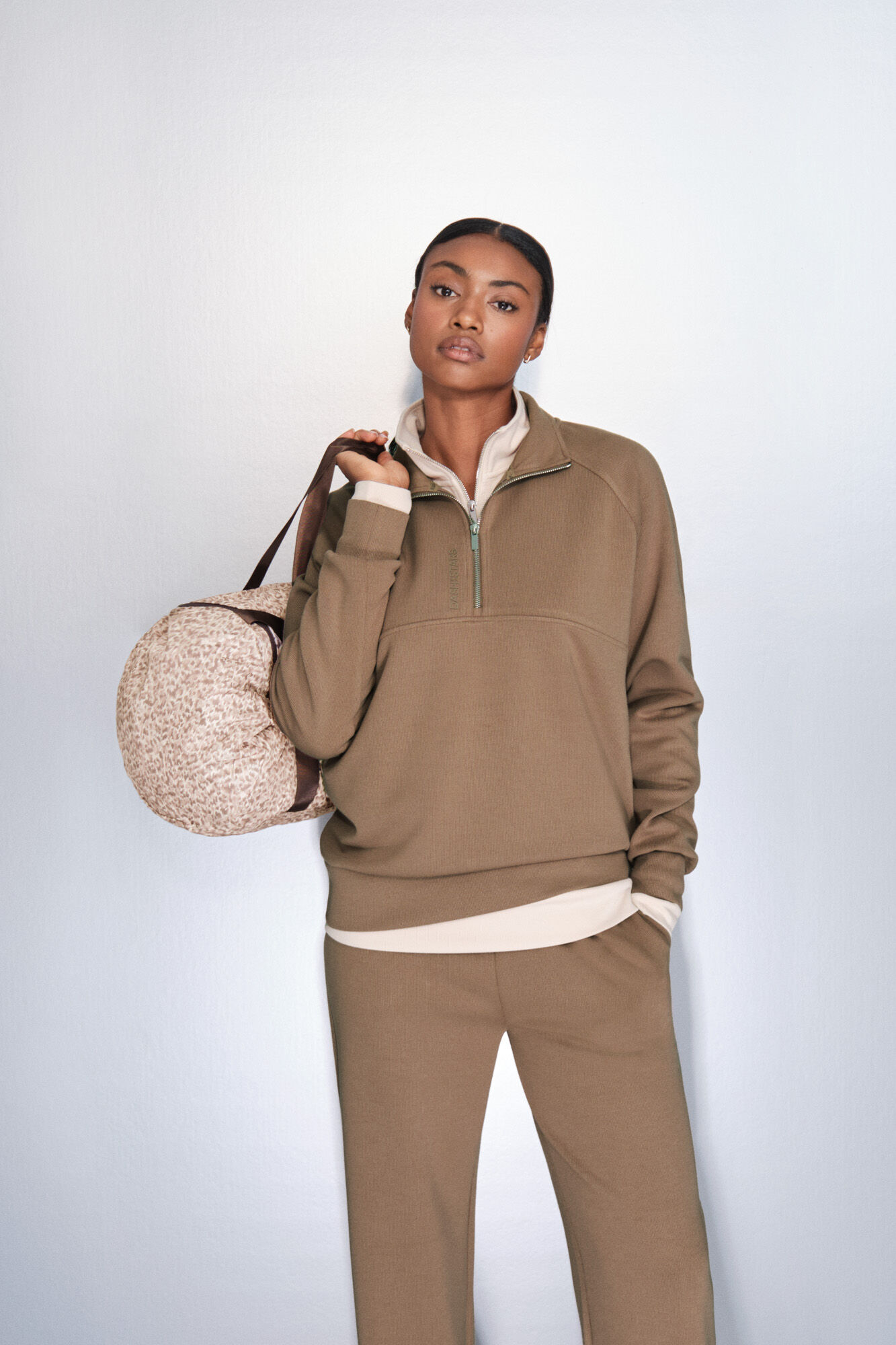 Dash and Stars Sudadera marr&oacute;n con cierre en el cuello caf&eacute;