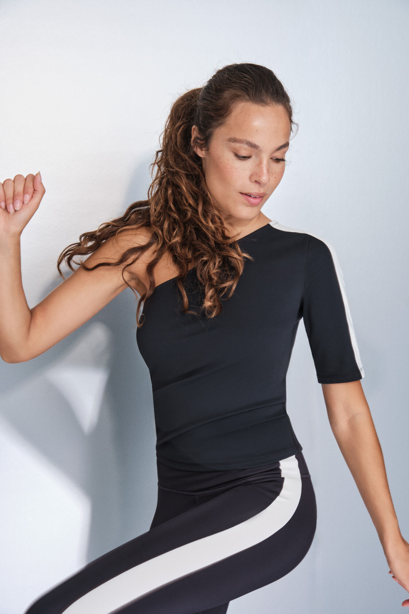 Dash and Stars Playera con escote asim&eacute;trico negro