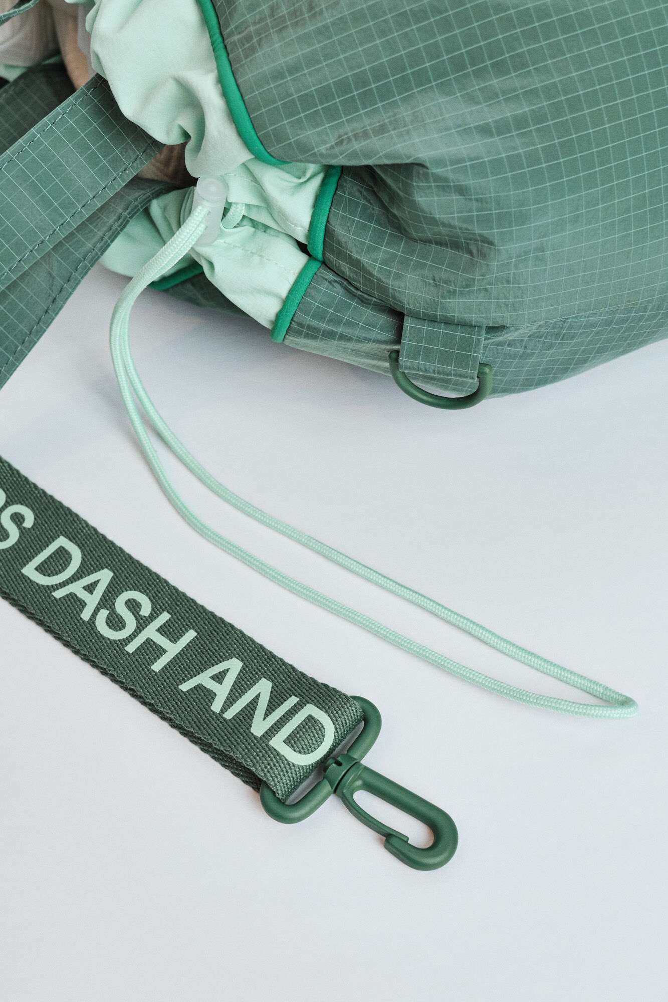 Dash and Stars Bolsa tote acolchada de nylon verde