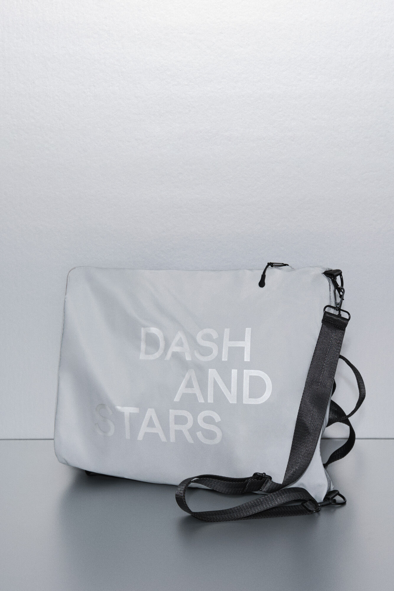 Dash and Stars Mochila multiposici&oacute;n de nailon con efecto met&aacute;lico gris
