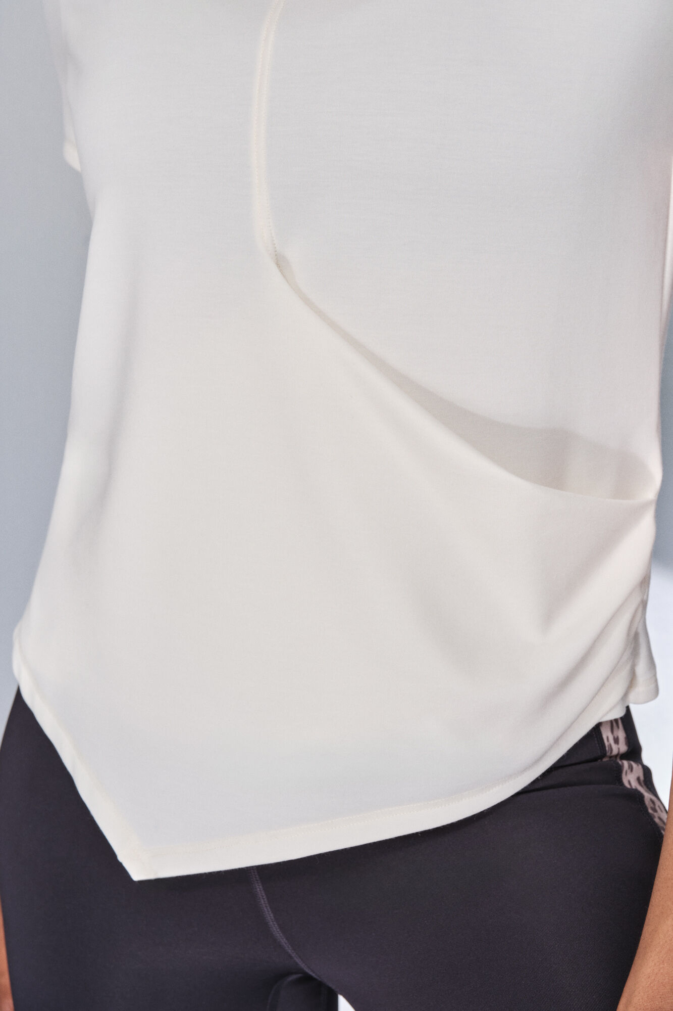 Dash and Stars Playera blanca drapeada de manga corta 