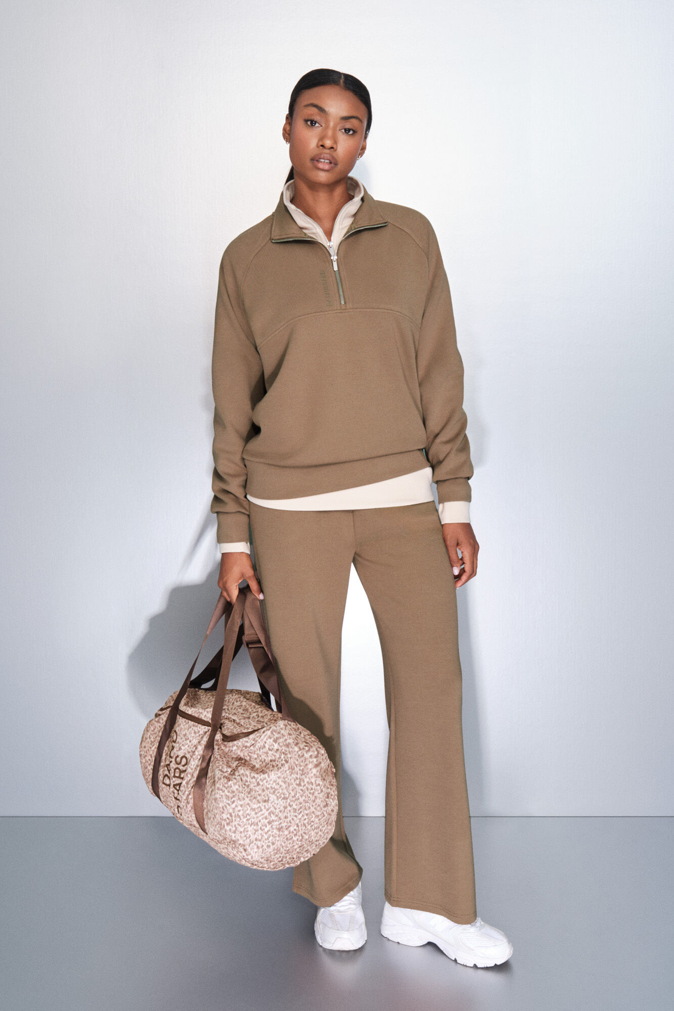 Dash and Stars Sudadera marr&oacute;n con cierre en el cuello caf&eacute;