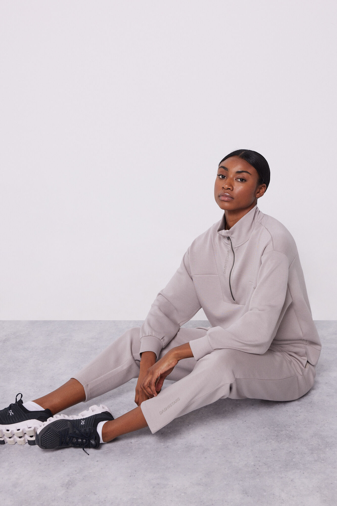 Dash and Stars Sudadera cuello cremallera marr&oacute;n nude