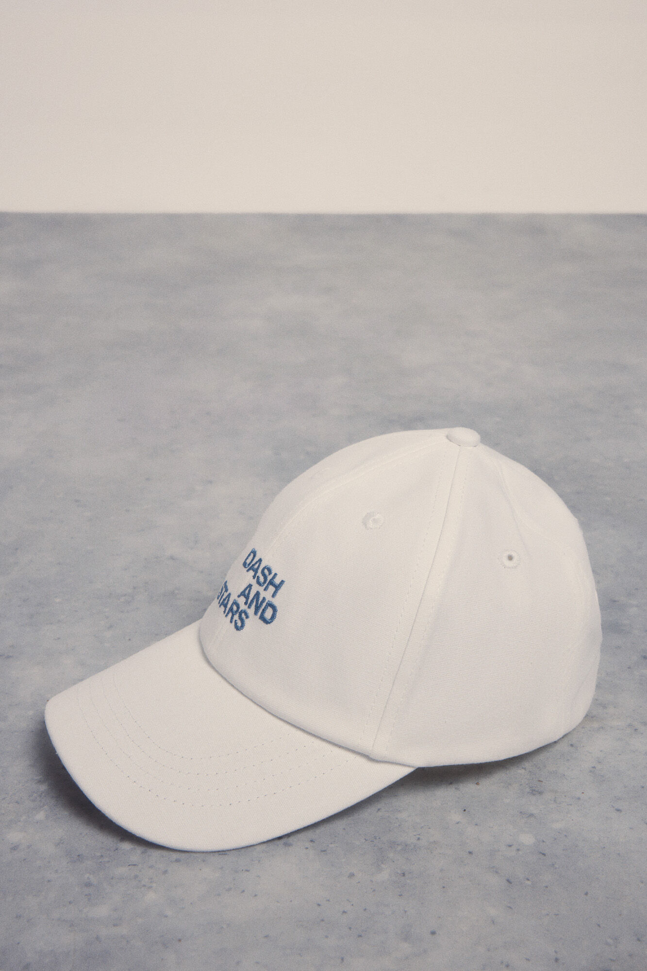 Dash and Stars Gorra blanca algod&oacute;n logo beige