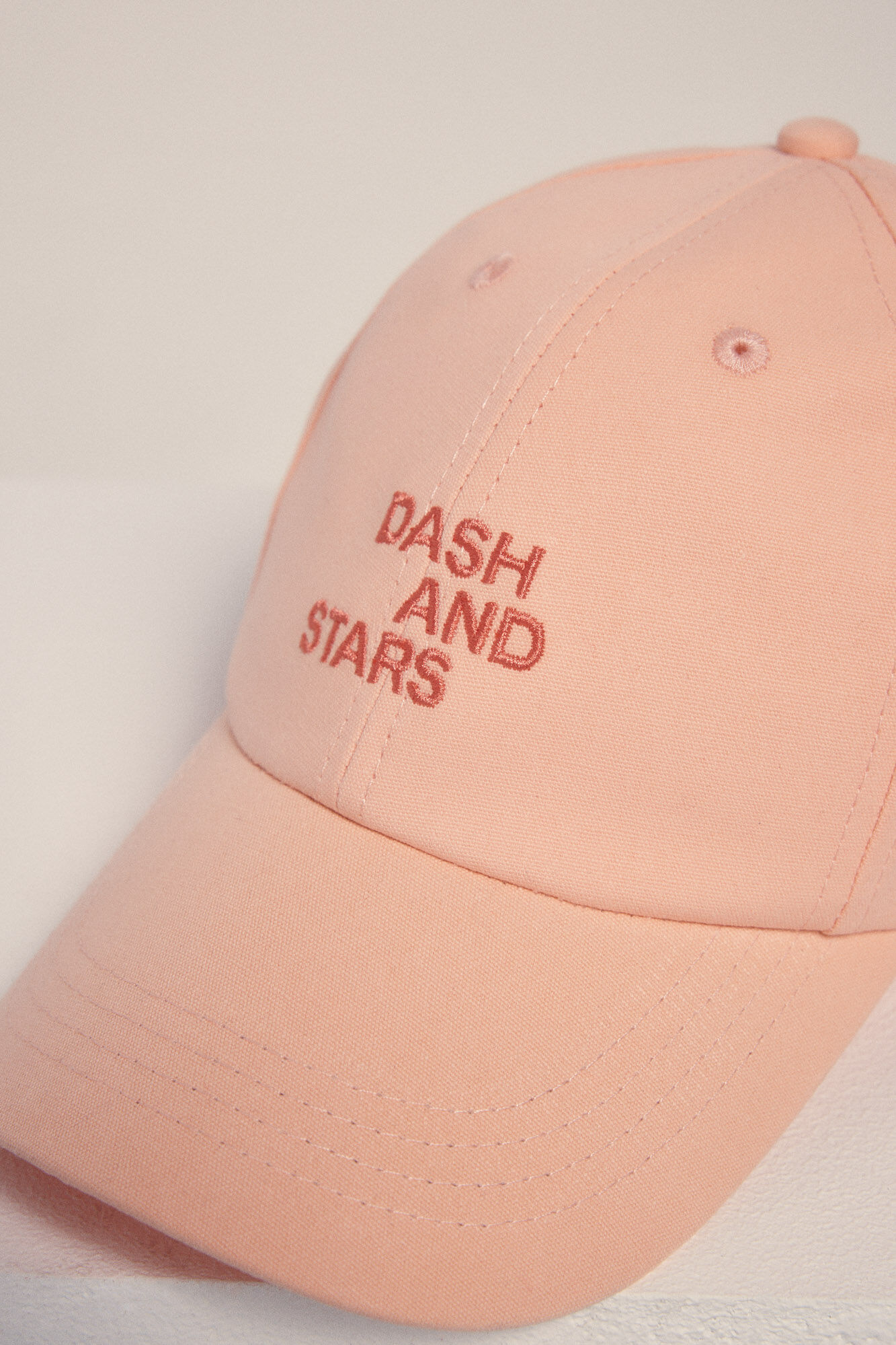 Dash and Stars Gorra algod&oacute;n logo bordado rojo