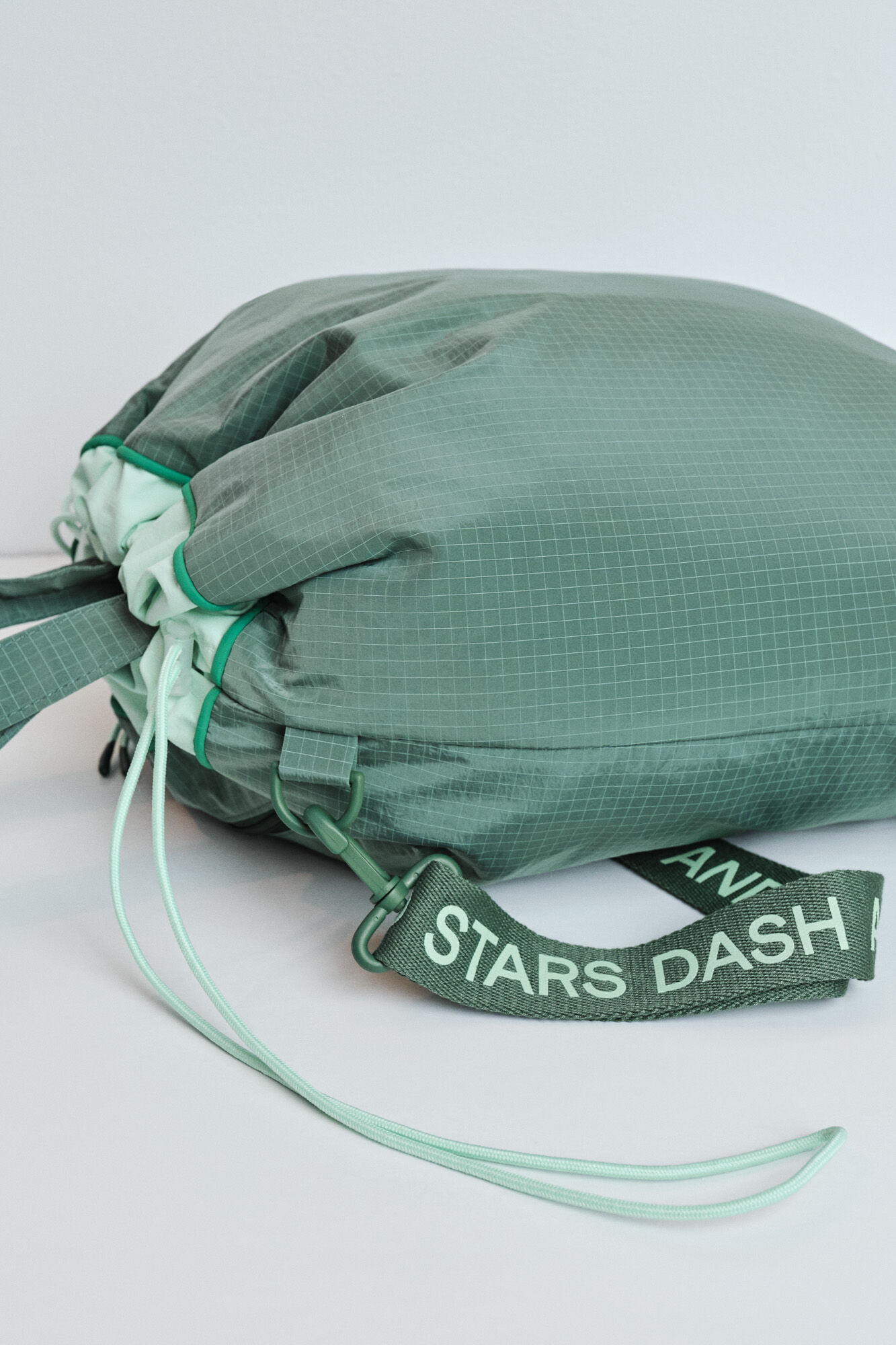Dash and Stars Bolsa tote acolchada de nylon verde
